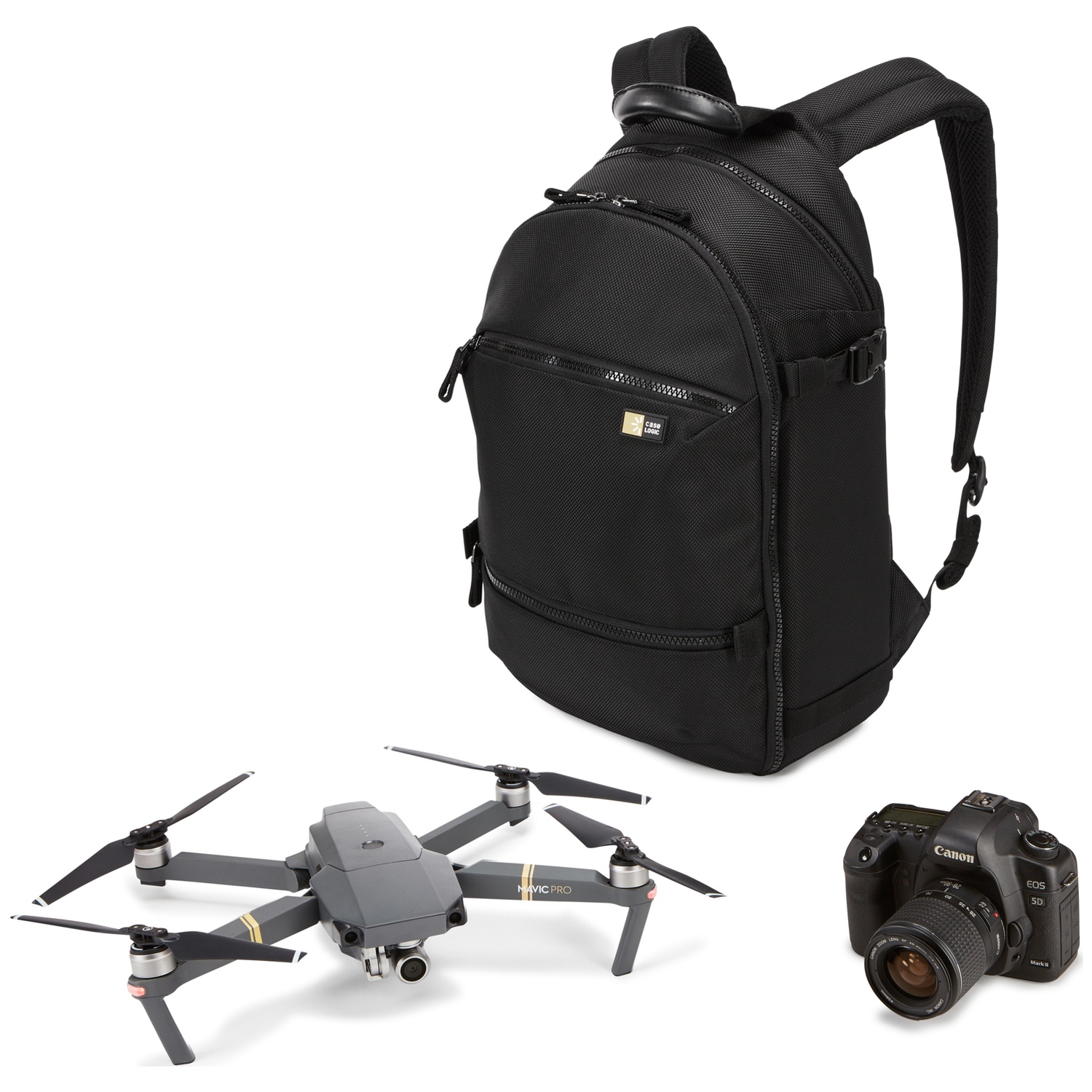 Un sac à dos noir, un drone et un appareil photo Canon EOS 5D Mark II.