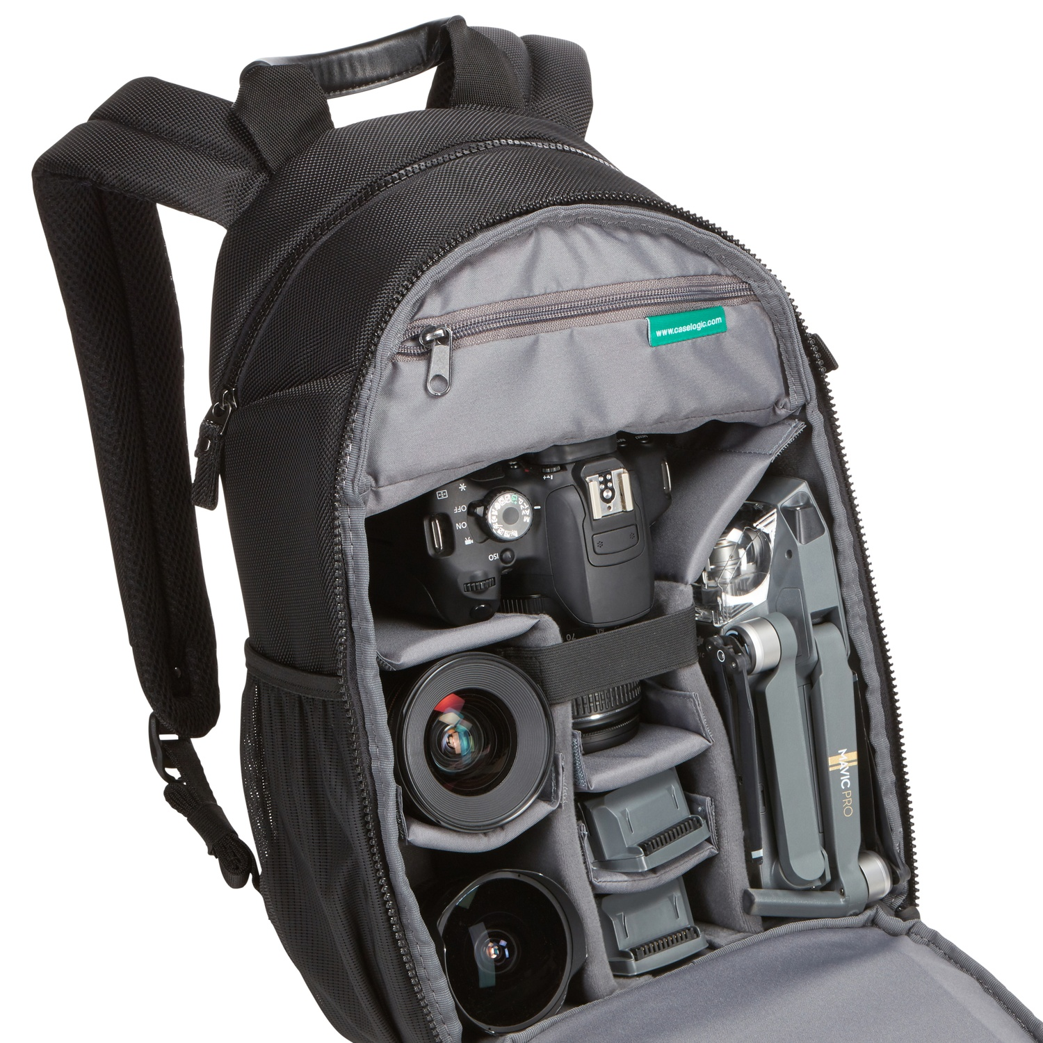 Sac à dos noir avec appareil photo, drone et objectifs, ouvert.