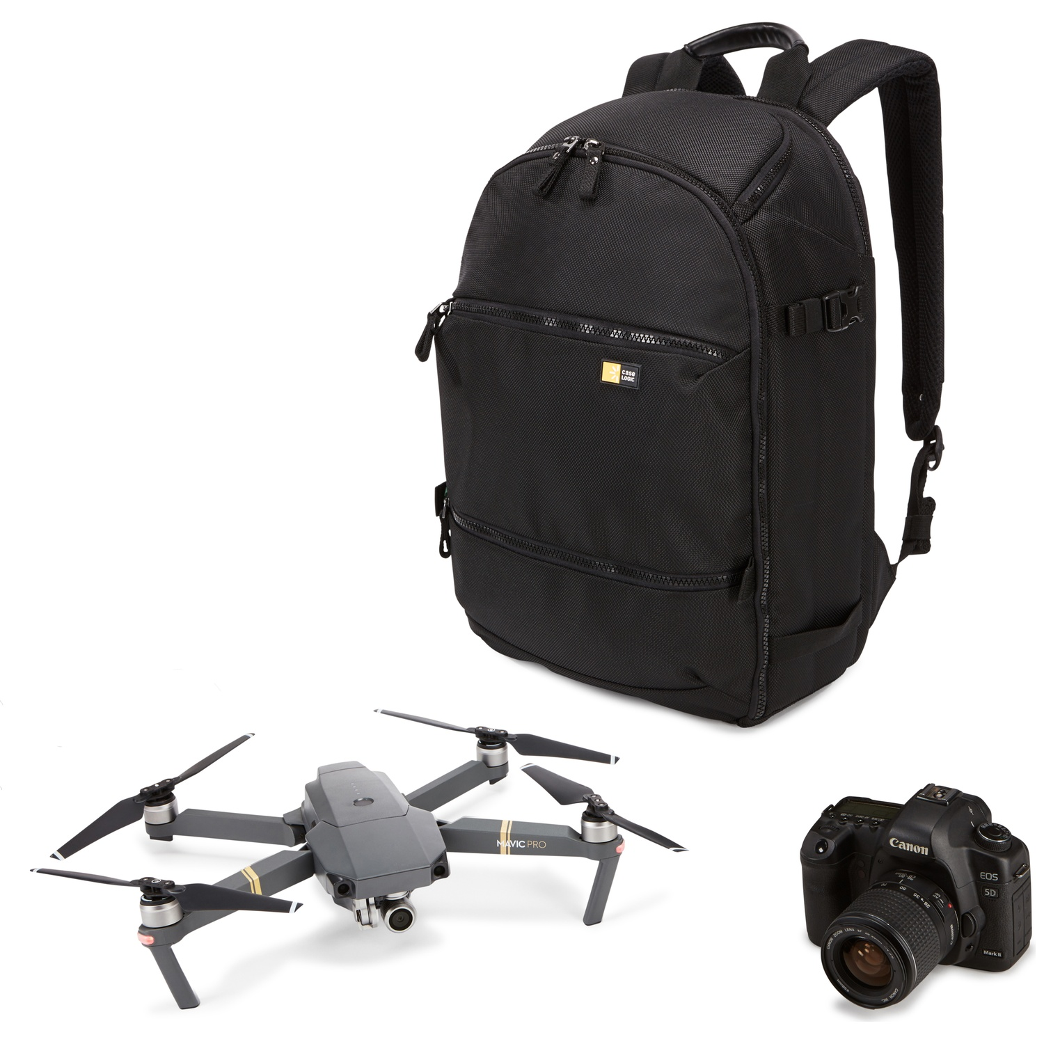 Zwarte rugzak, grijze drone en zwarte Canon camera op witte achtergrond.