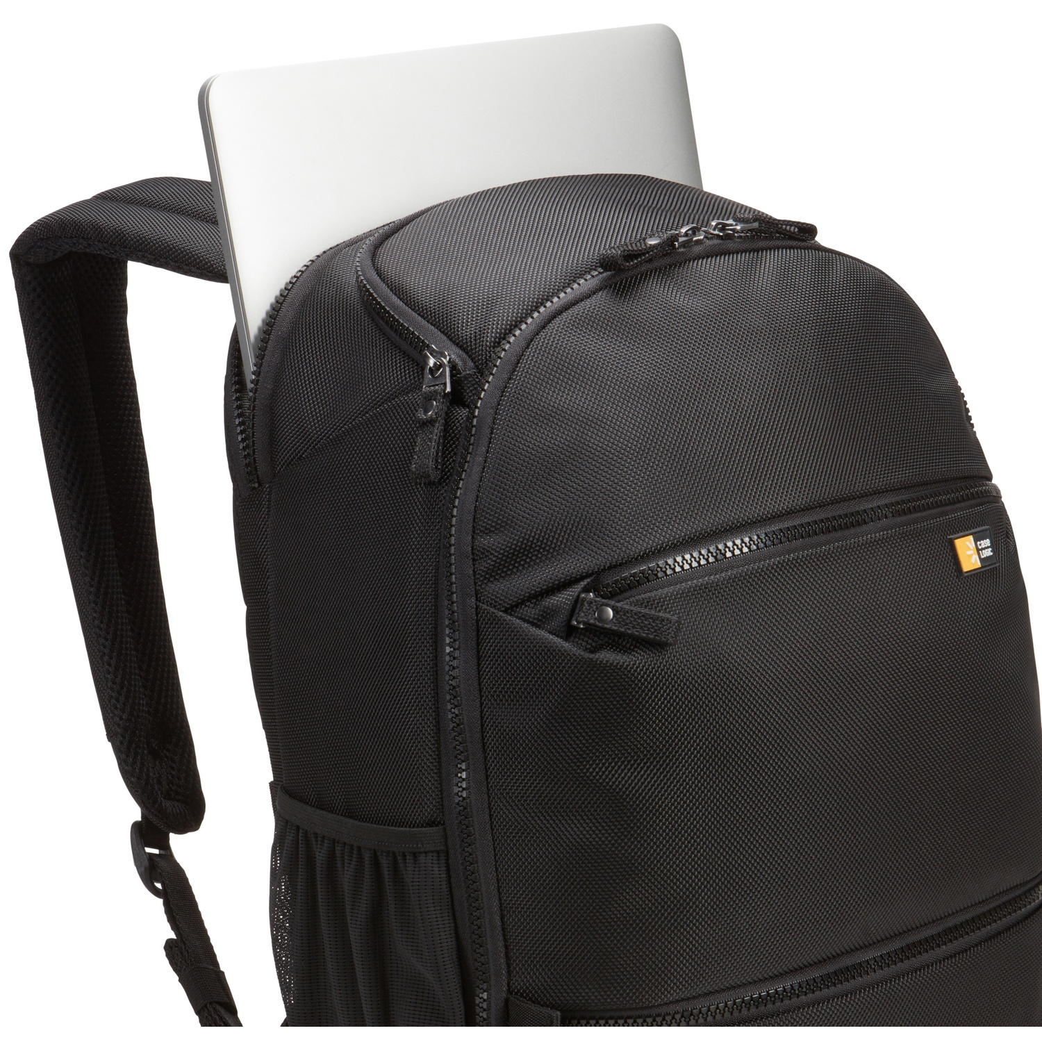 Een zwarte rugzak met een zilveren laptop die gedeeltelijk in het hoofdvak is geschoven.