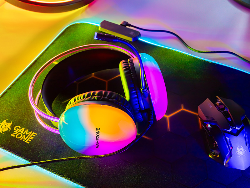 Mysz gamingowa i słuchawki z kolorowym podświetleniem RGB na czarnej macie.