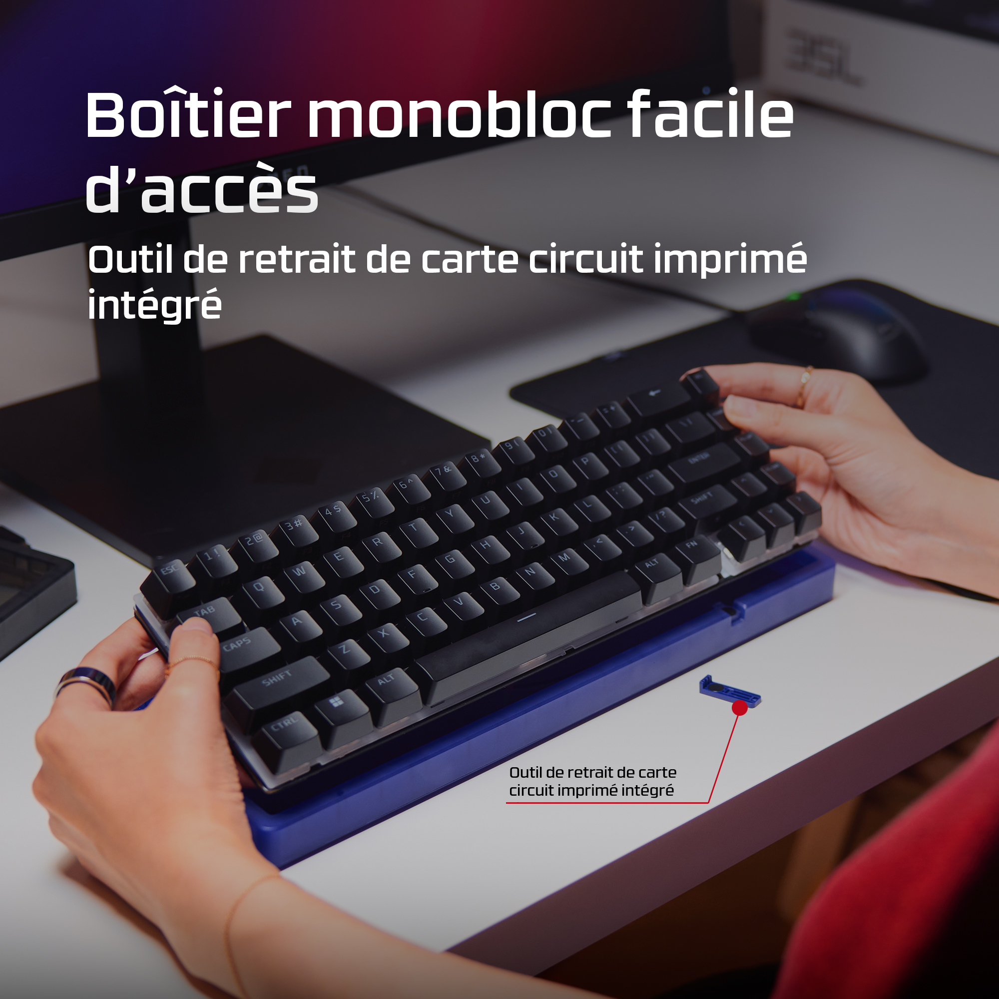 Une personne retire une touche d'un clavier à l'aide d'un outil bleu.