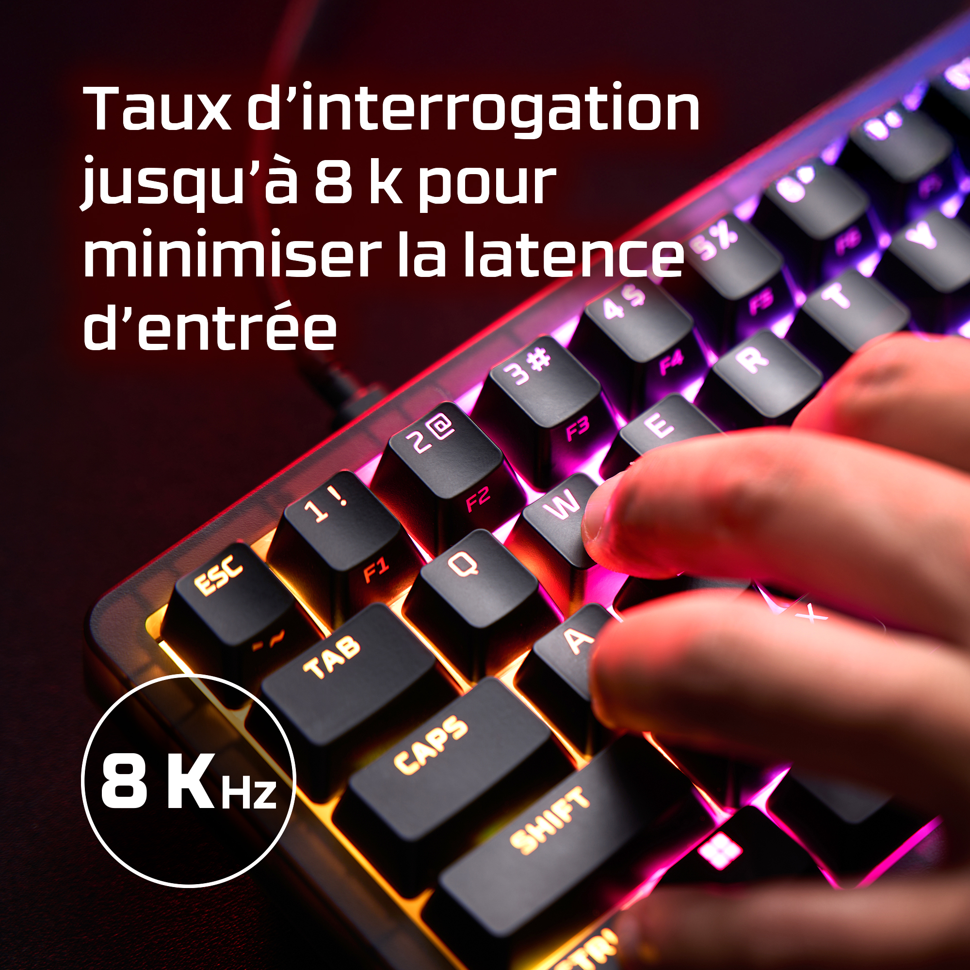 Gros plan d'un clavier avec éclairage RVB. "8 KHz" est dans un cercle.
