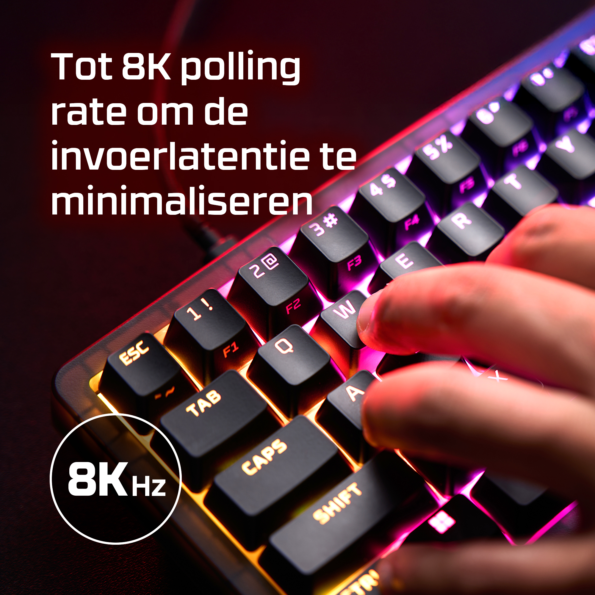 Handen typen op een toetsenbord met RGB-verlichting en 8K polling rate.