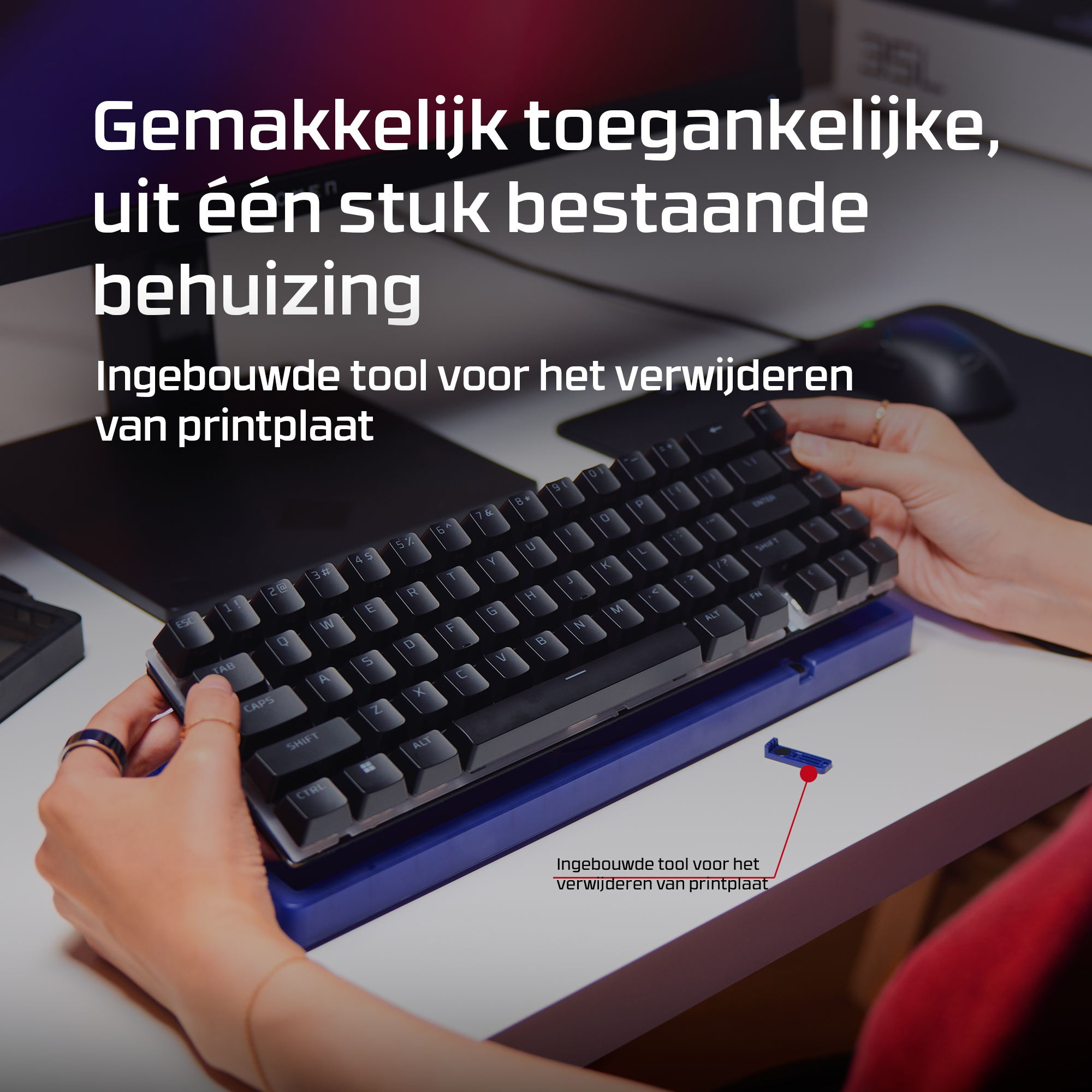 Hand haalt toetsenbord van blauwe standaard; gereedschap vooraan.
