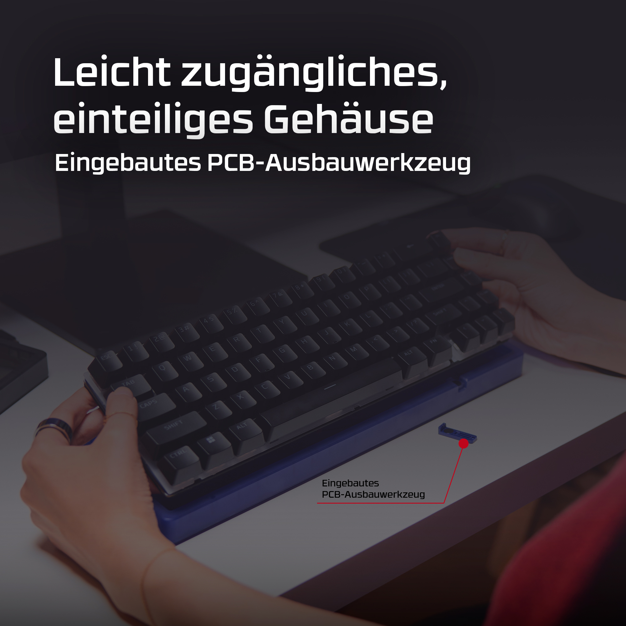 Eine Person benutzt ein schwarzes Keyboard mit integriertem Werkzeug.