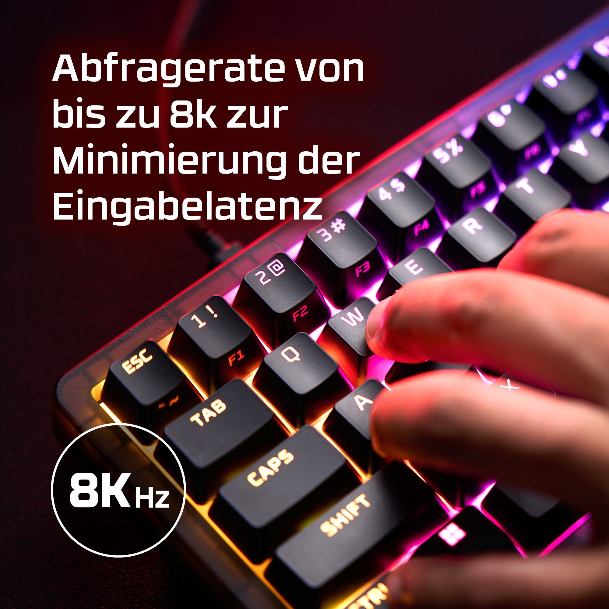 Eine Nahaufnahme einer Gaming-Tastatur mit RGB-Beleuchtung, die 8KHz Abfragefrequenz anzeigt.