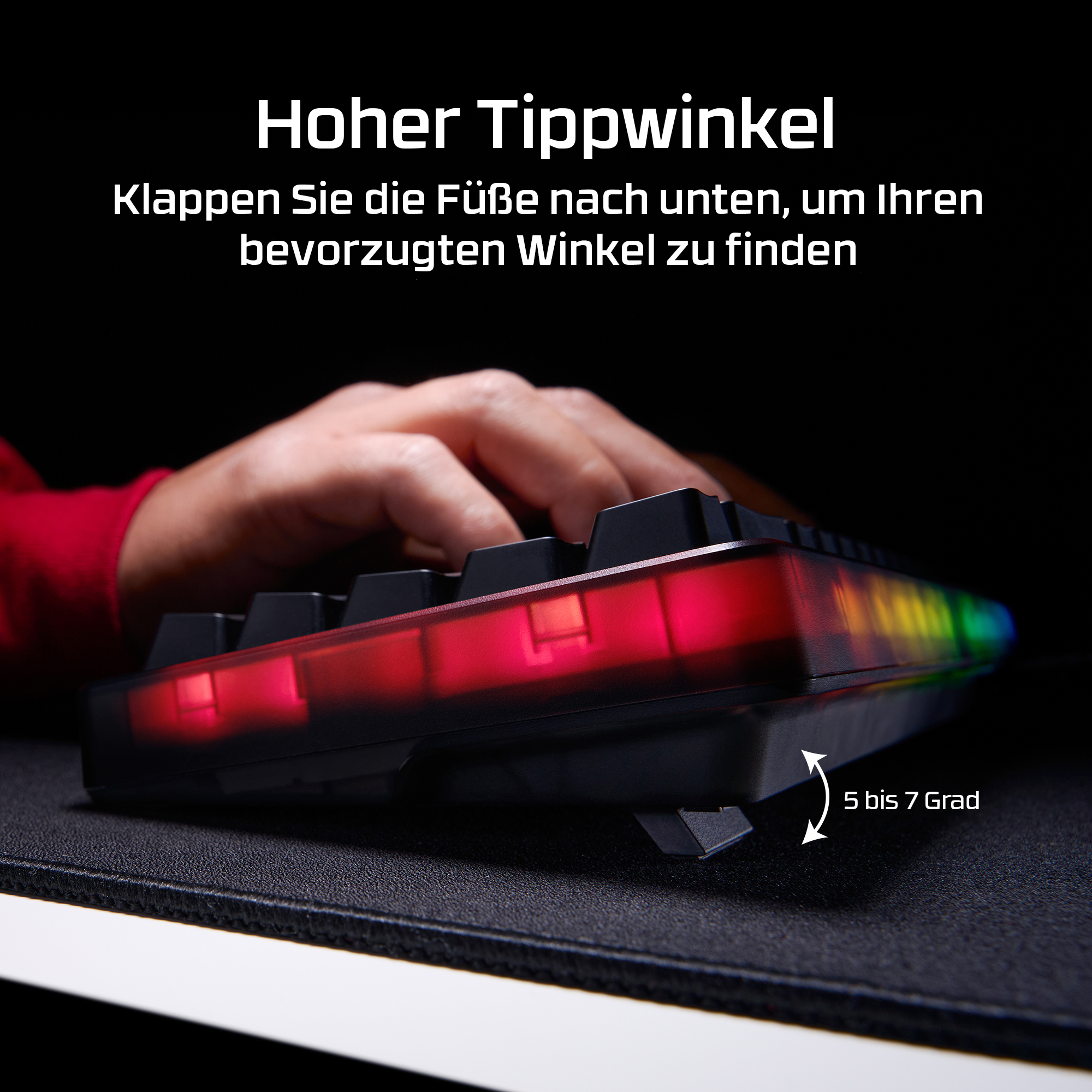Eine Person tippt auf einer Tastatur mit roten und bunten Lichtern. Die Füße sind ausgefahren.