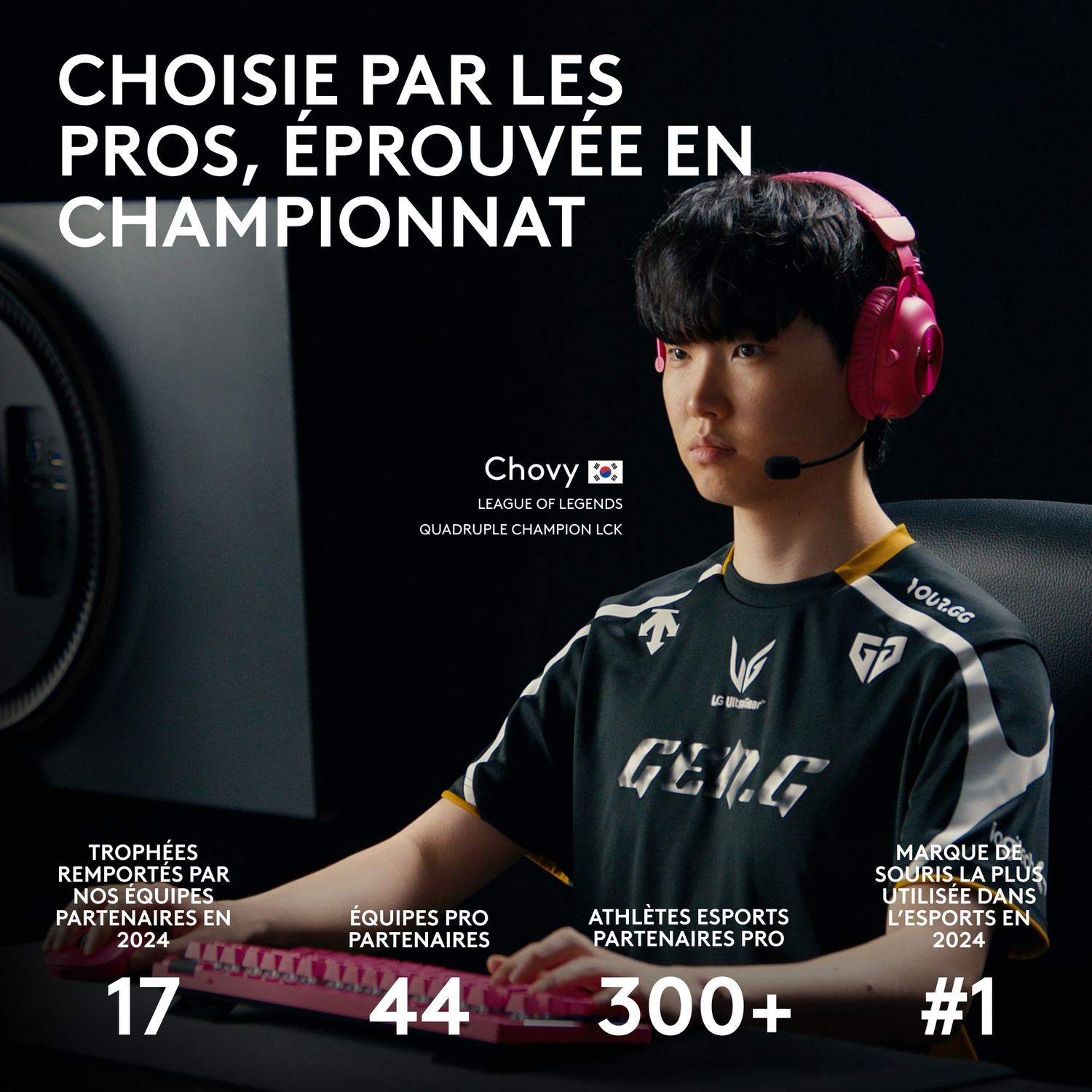 Joueur d'e-sport Chovy avec casque rose tapant sur un clavier. Les statistiques sont affichées.