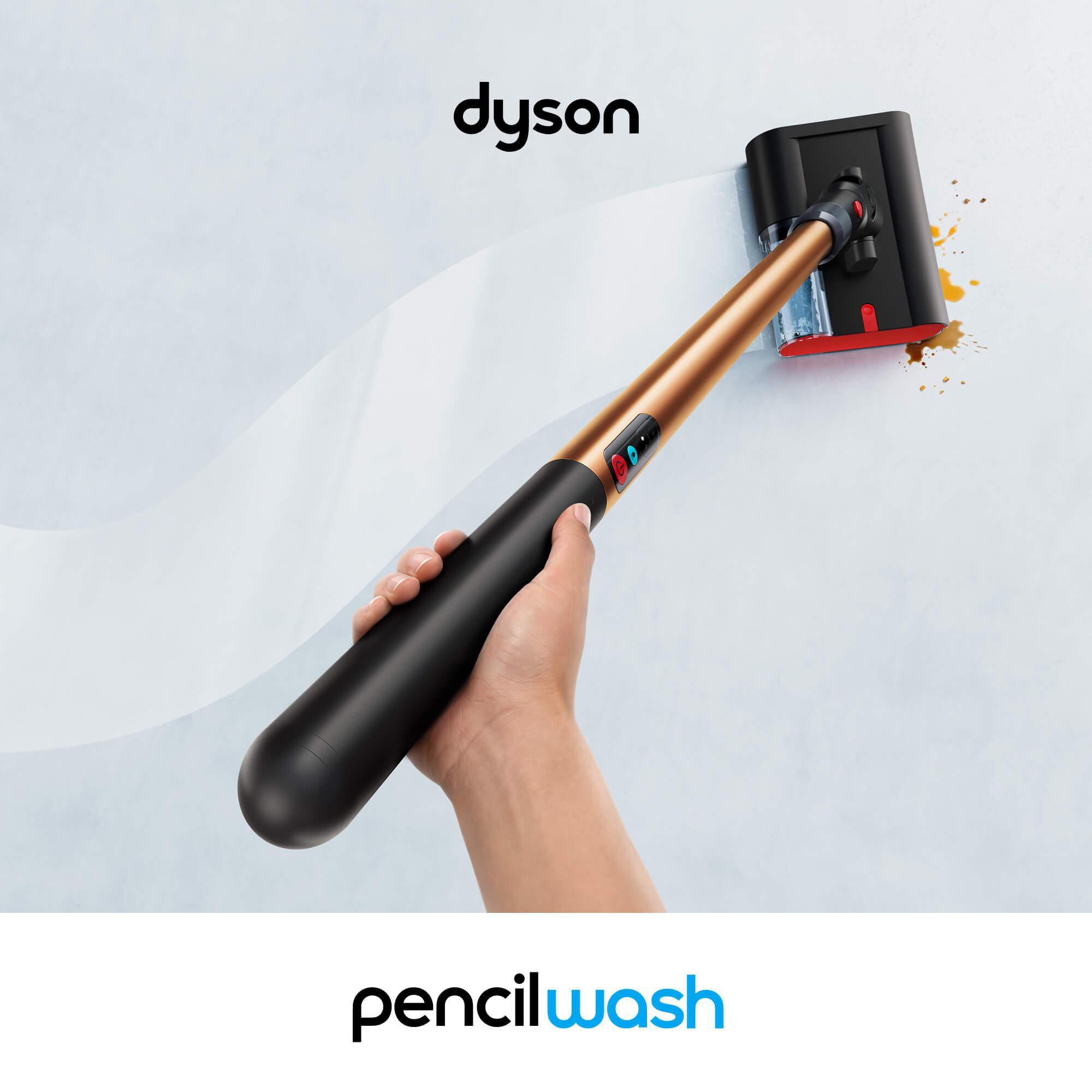 Ein Dyson Handstaubsauger mit goldenem Stiel reinigt Flecken von einer Wand.