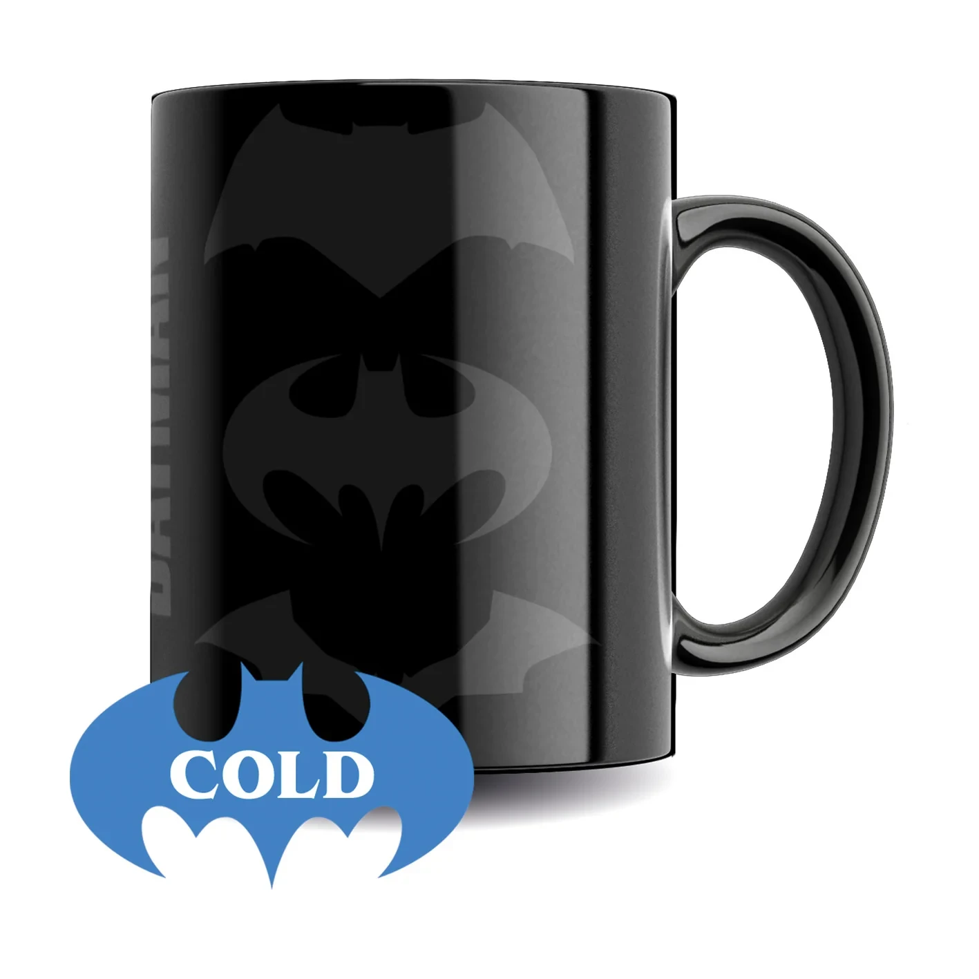 Taza negra de Batman con gráficos de logo y texto "COLD" en símbolo azul.