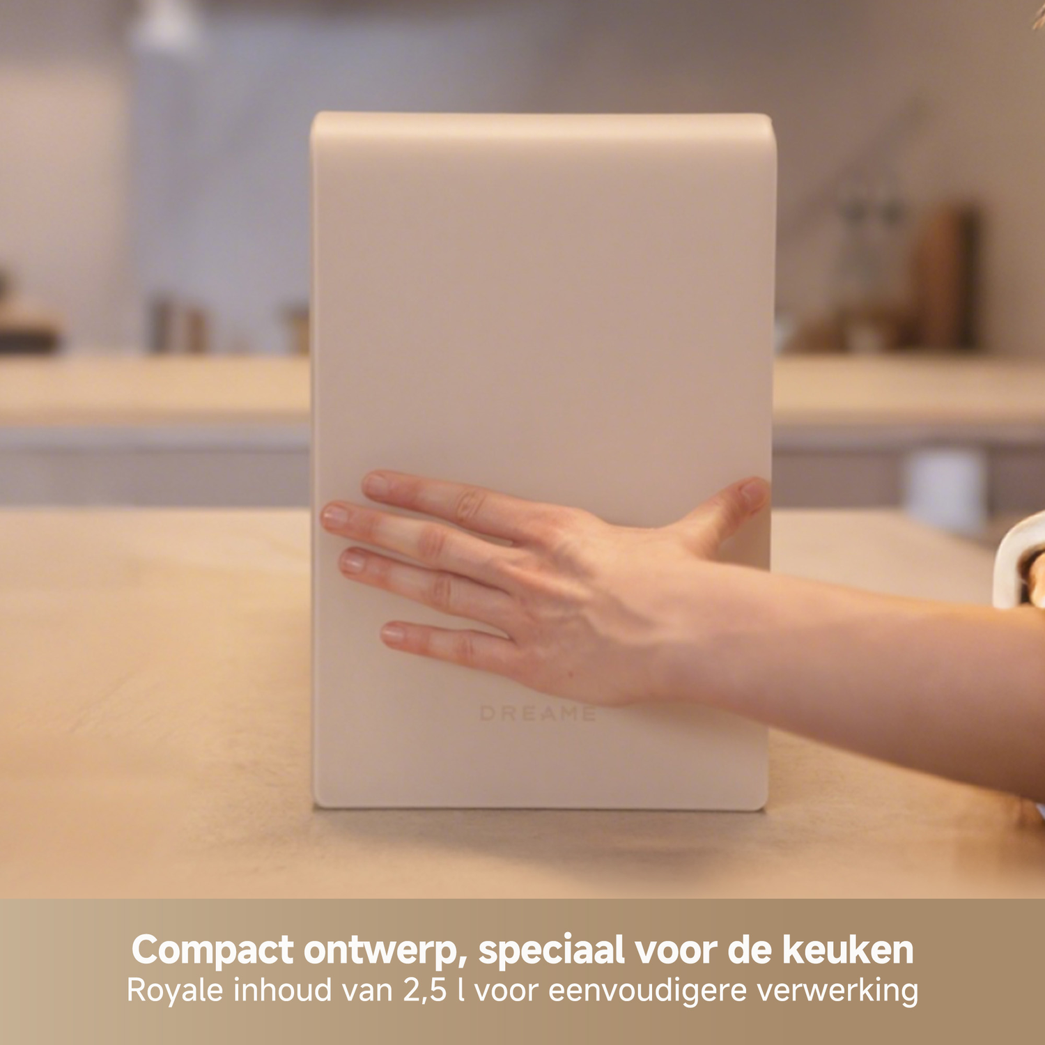 Een hand raakt een crèmekleurig apparaat aan op een keukentafel.