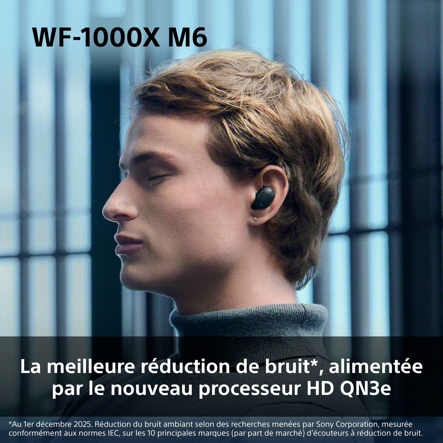Un homme porte des écouteurs noirs. WF-1000X M6.