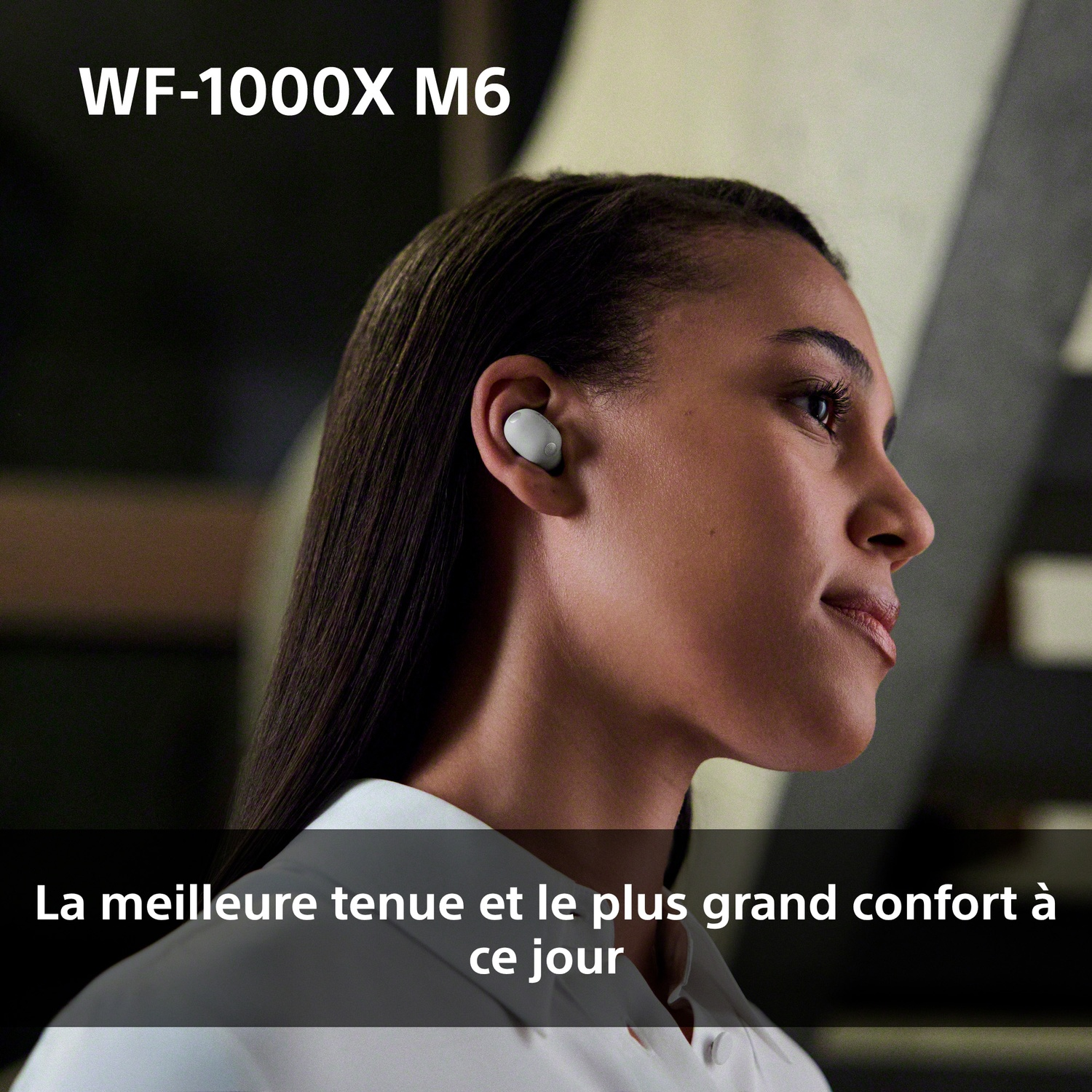 Une femme porte des écouteurs blancs. Texte : WF-1000X M6.