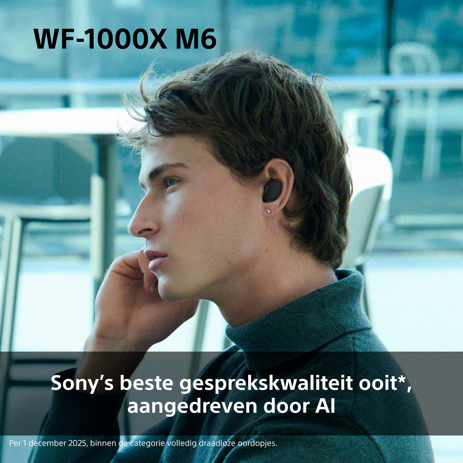 Homme avec écouteurs Sony WF-1000XM6 à l'oreille, en intérieur.