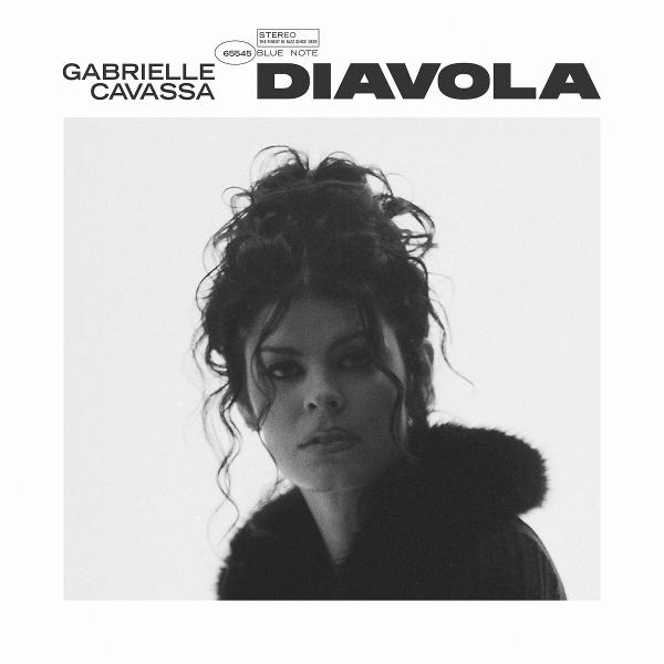 Schwarz-weiße Aufnahme von Gabrielle Cavassa, die einen Pelzkragen trägt.