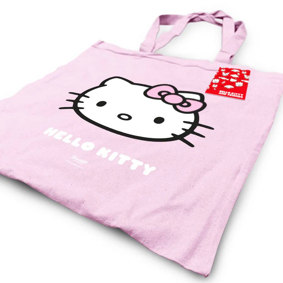Una bolsa de tela rosa con un gráfico de Hello Kitty y un lazo. 'Hello Kitty' está impreso debajo.