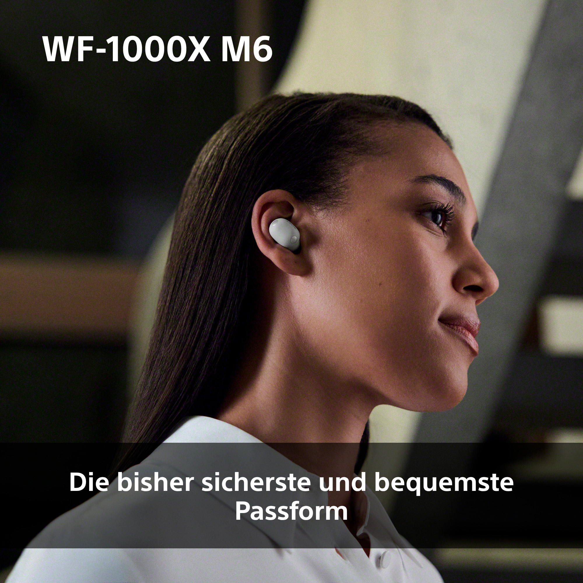 Frau mit weißem Kopfhörer im Ohr, WF-1000X M6 Schriftzug.