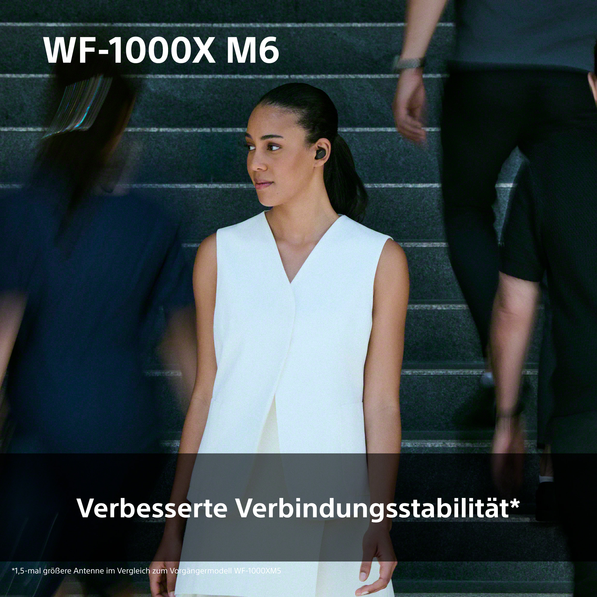 Frau mit Kopfhörern auf Treppe, WF-1000X M6.