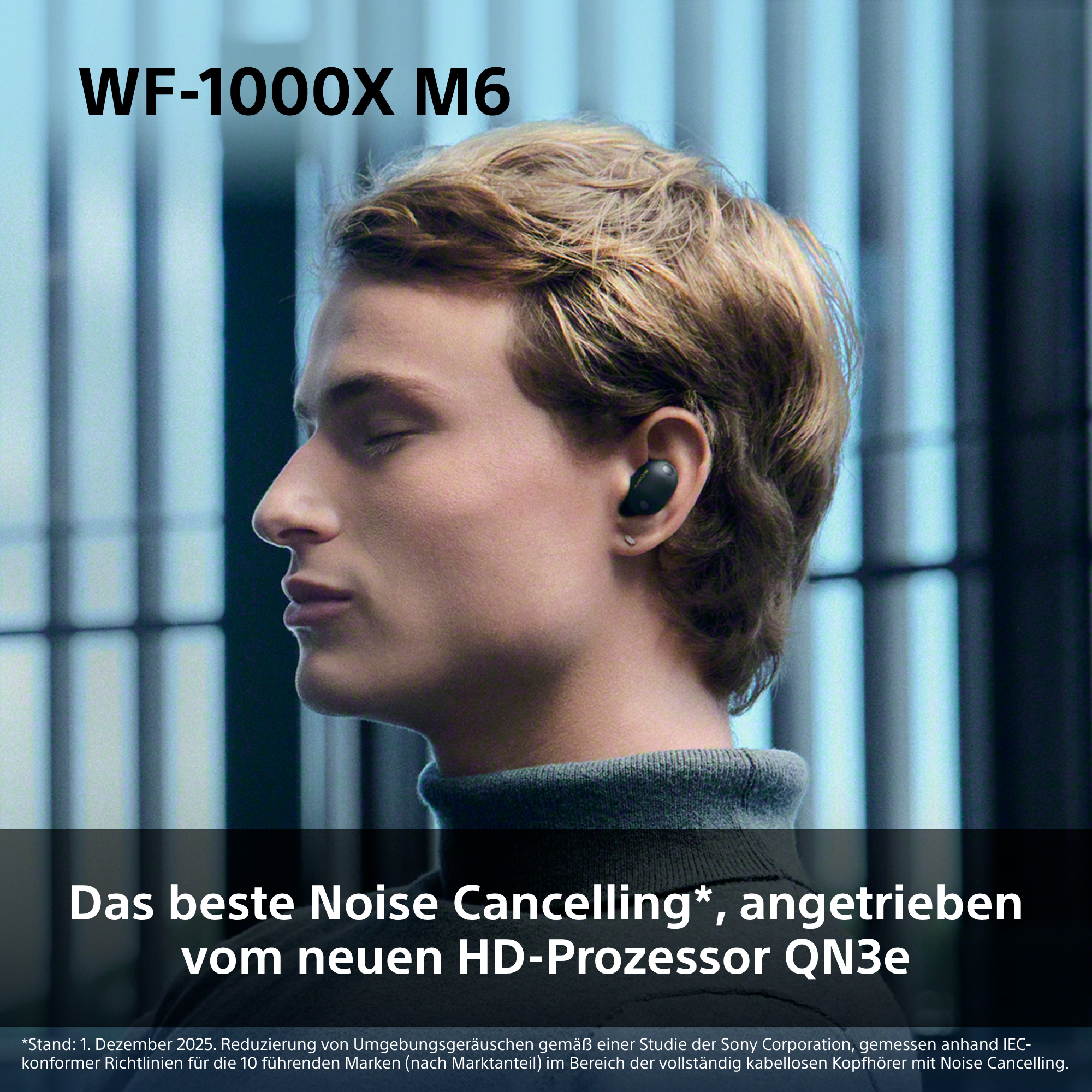 Mann mit Sony WF-1000X M6 Kopfhörern, Text über Noise Cancelling.