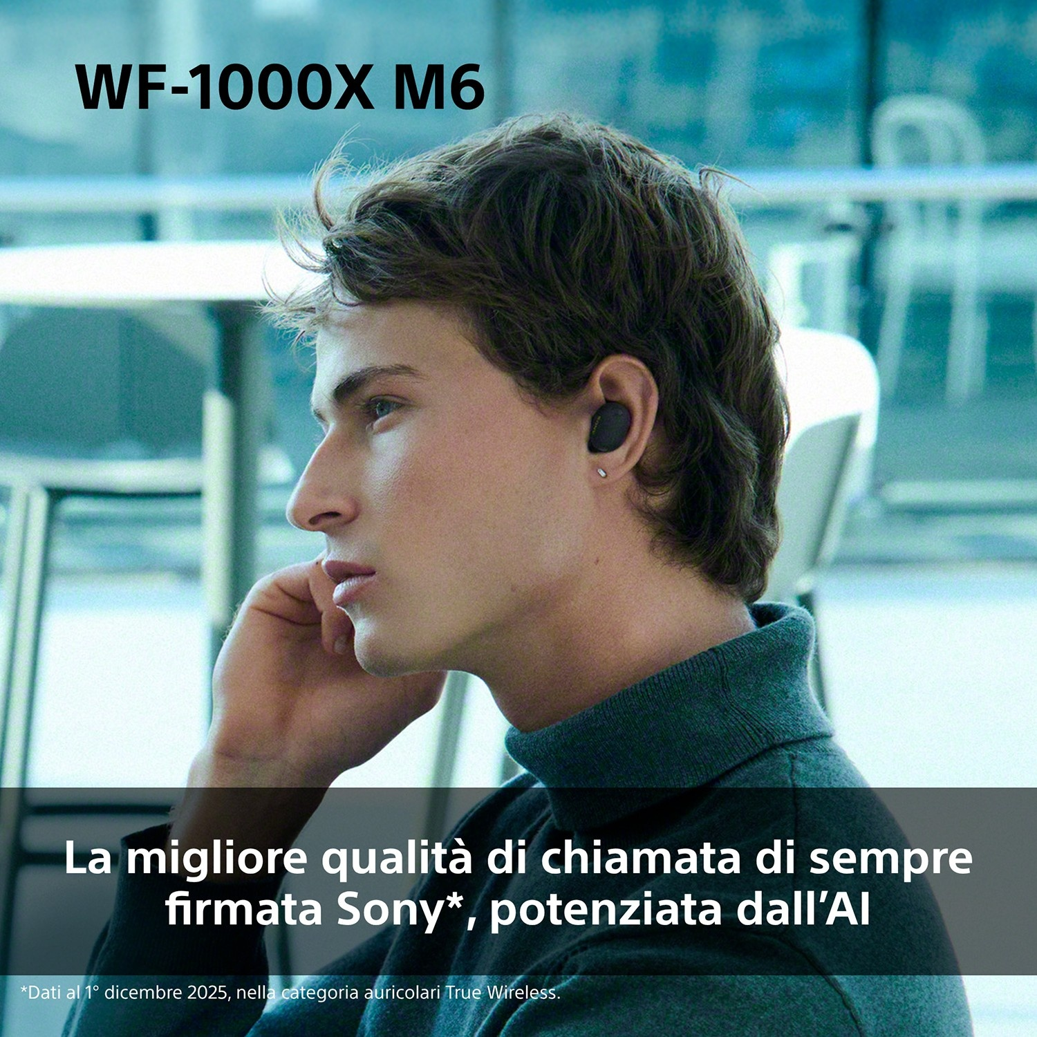 Uomo con auricolari Sony, testo sulla qualità della chiamata.