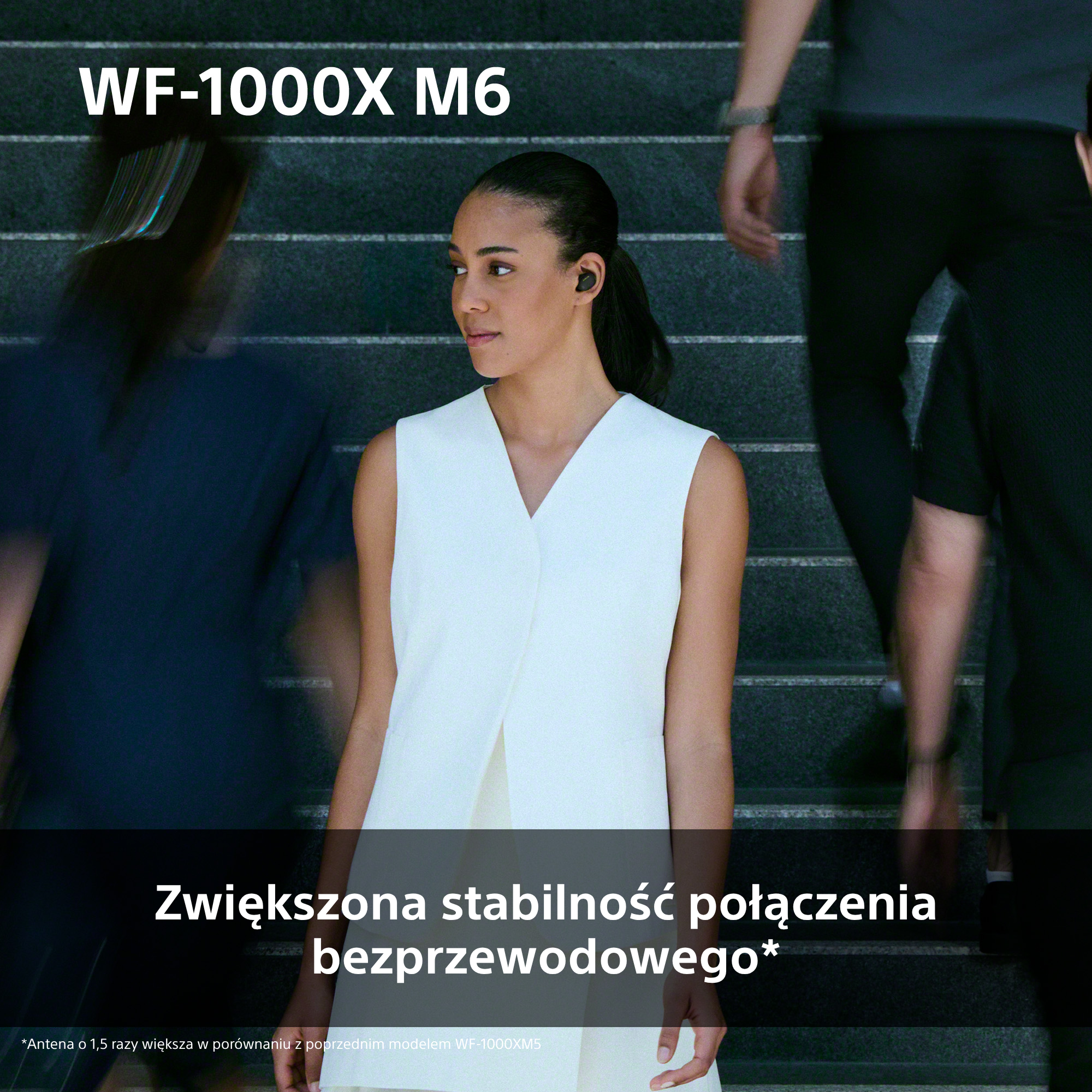 Kobieta ze słuchawkami na schodach, rozmyte osoby w tle. Tekst WF-1000X M6.