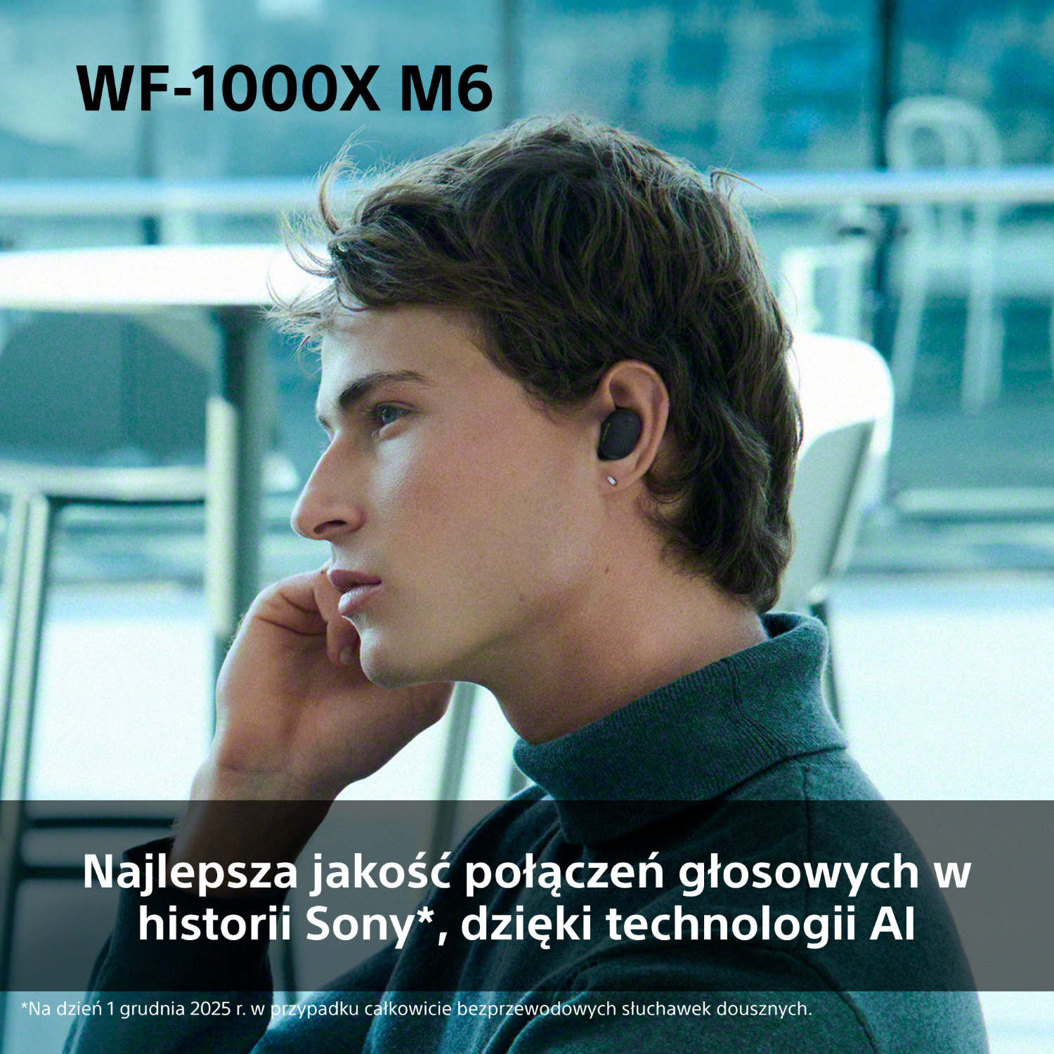 Mężczyzna w czarnych słuchawkach Sony WF-1000X M6, rozmyte tło.
