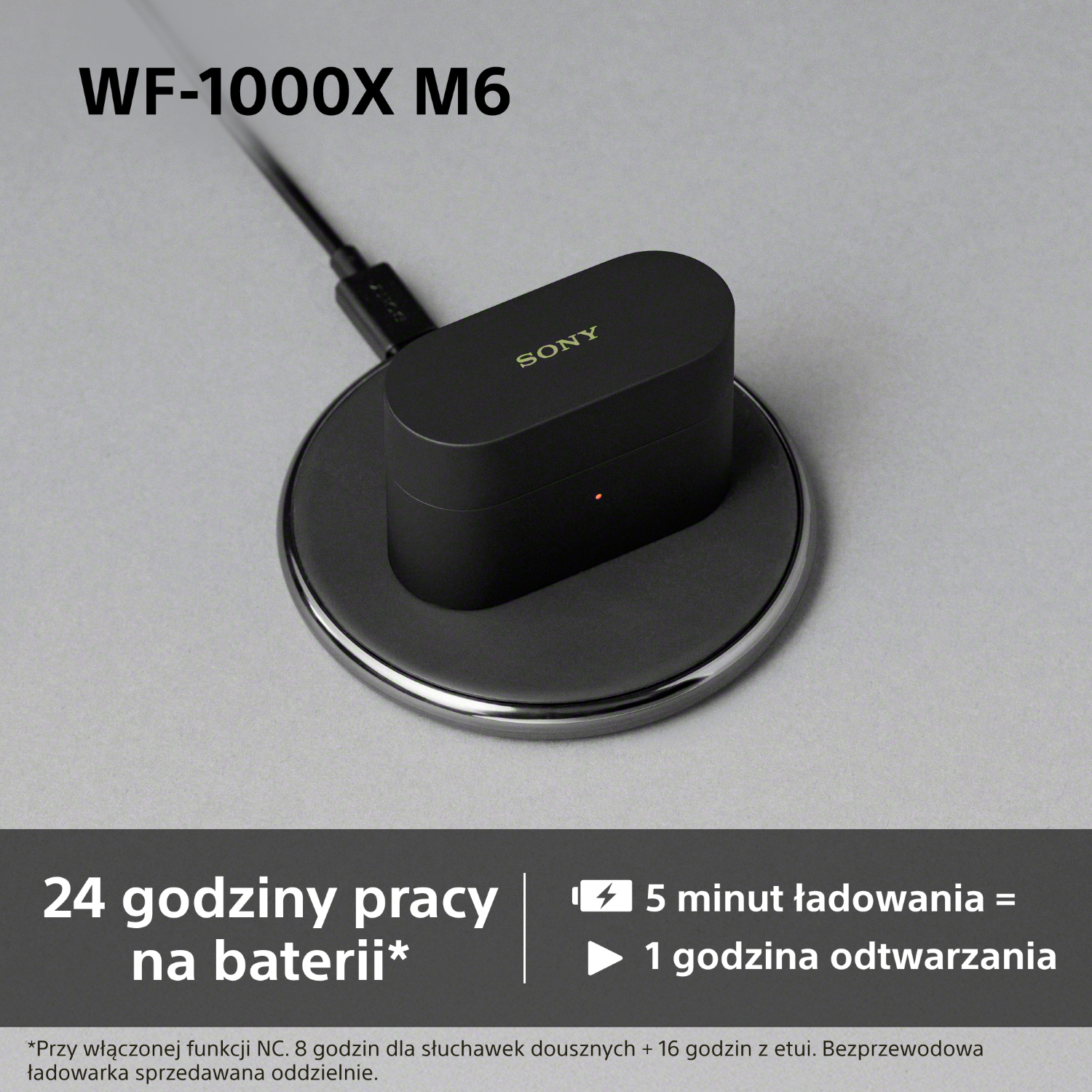 Czarne słuchawki Sony WF-1000X M6 ładują się na okrągłej ładowarce.