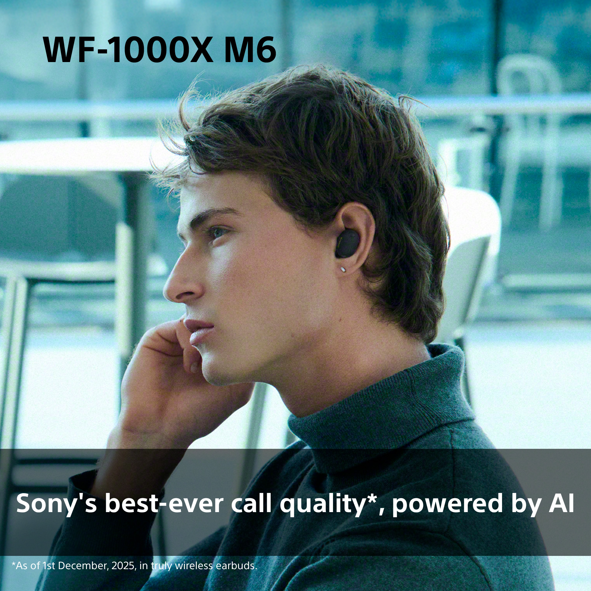 Un homme porte des écouteurs Sony WF-1000XM6, touchant son oreille.