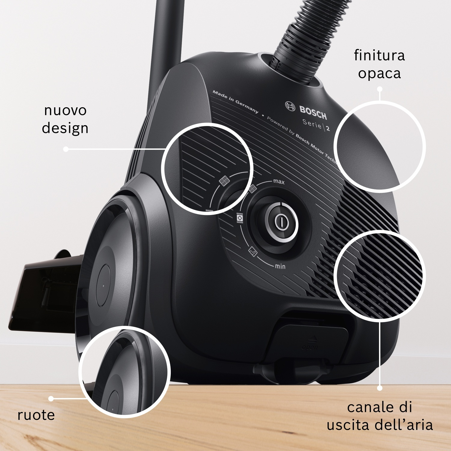 Aspirapolvere Bosch nero con ruote, finitura opaca e uscita aria.