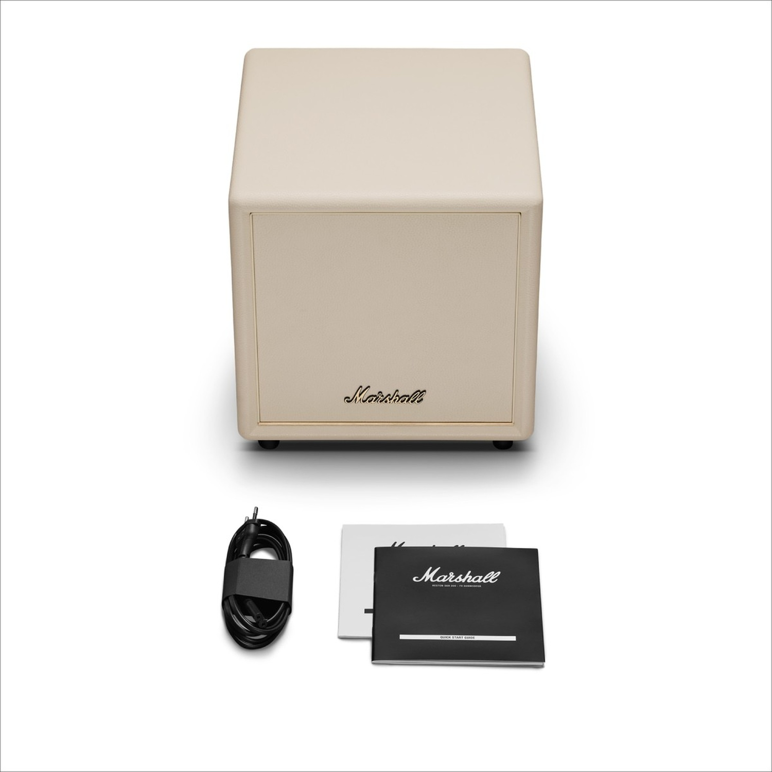 Un altoparlante Marshall color crema con cavo e manuale.