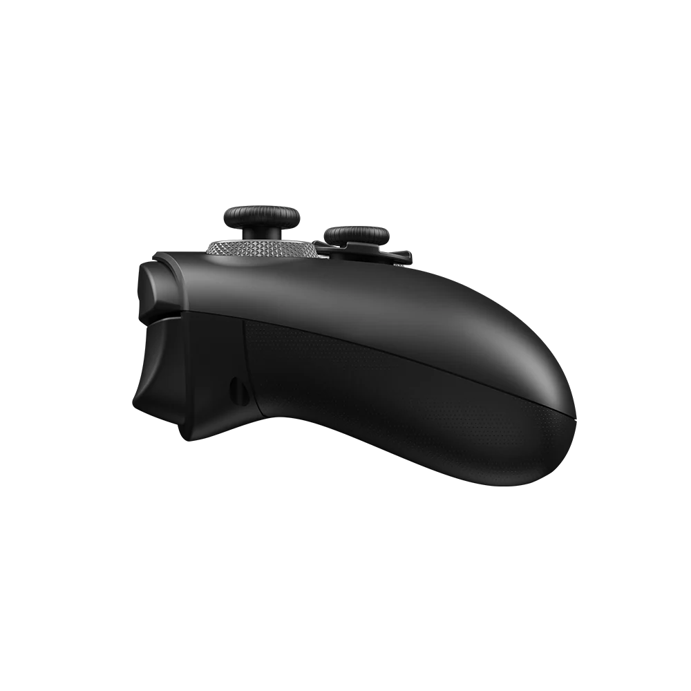 Czarny kontroler do gier z dwoma joystickami i przyciskami, pokazany z boku.