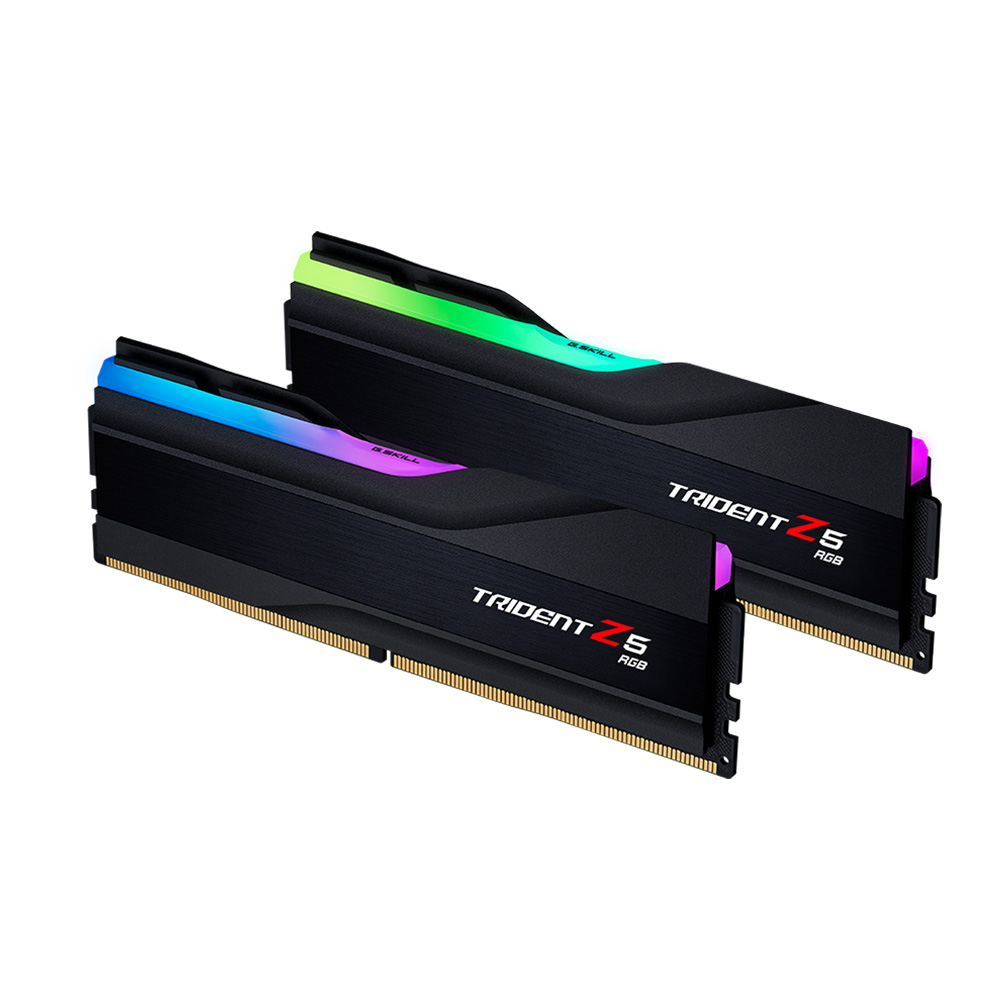 Mavi, yeşil ve mor RGB aydınlatmalı iki siyah RAM modülü.