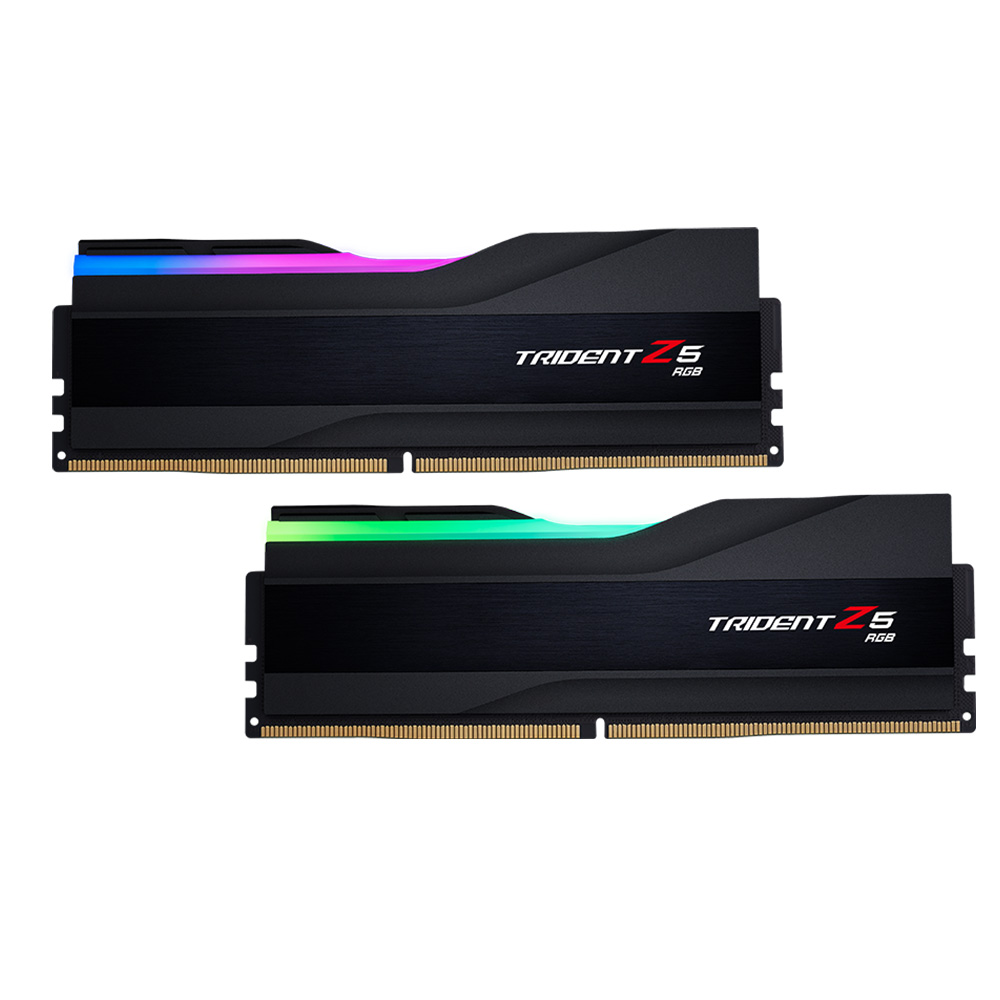 Beyaz arka plan üzerinde renkli aydınlatmalı iki siyah Trident Z5 RGB RAM modülü.