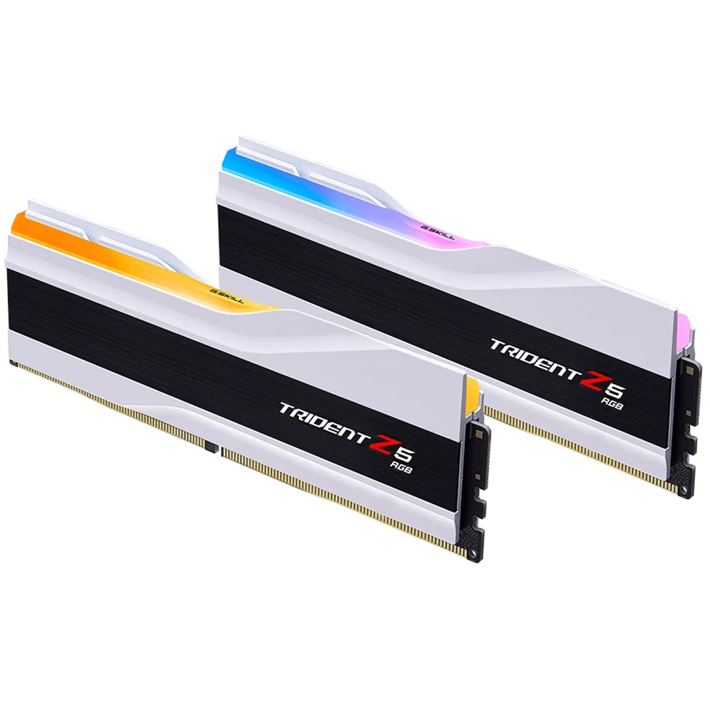 Siyah vurgulara ve aydınlatmalı RGB şeritlere sahip iki beyaz G.Skill Trident Z5 RGB RAM modülü.