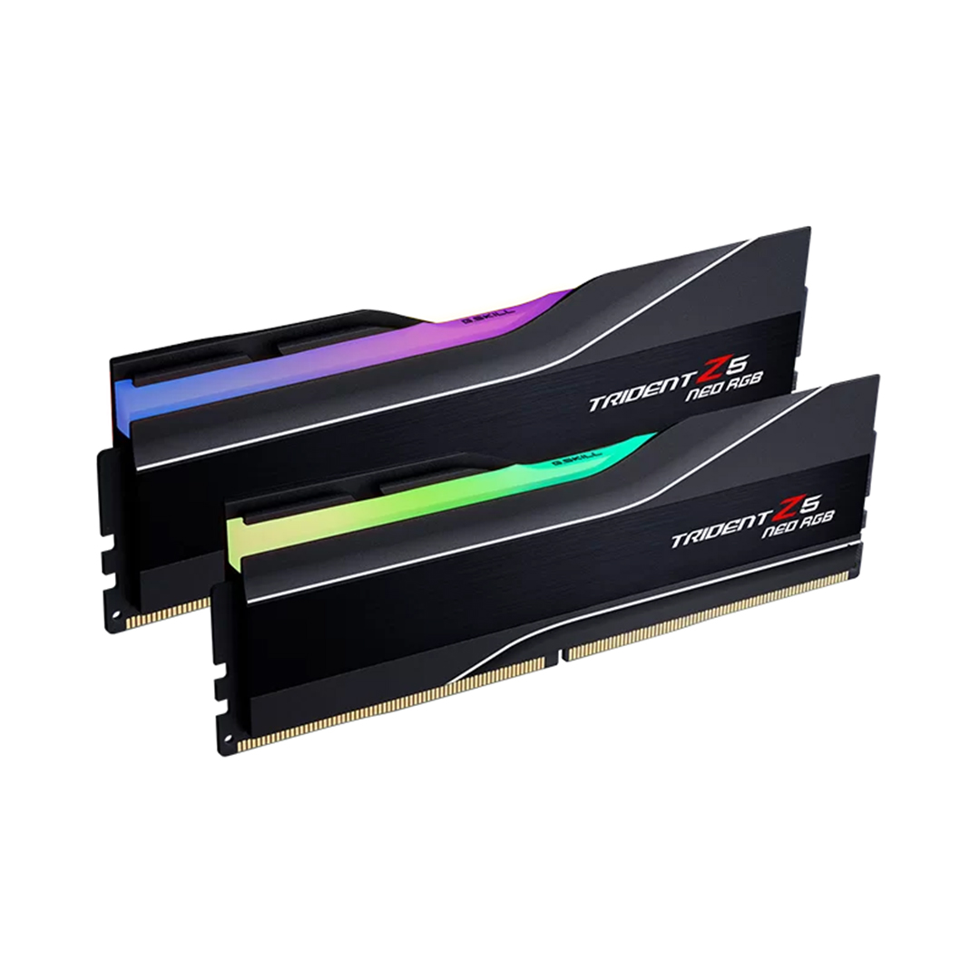 Mavi ve yeşil RGB aydınlatmalı iki siyah RAM modülü.