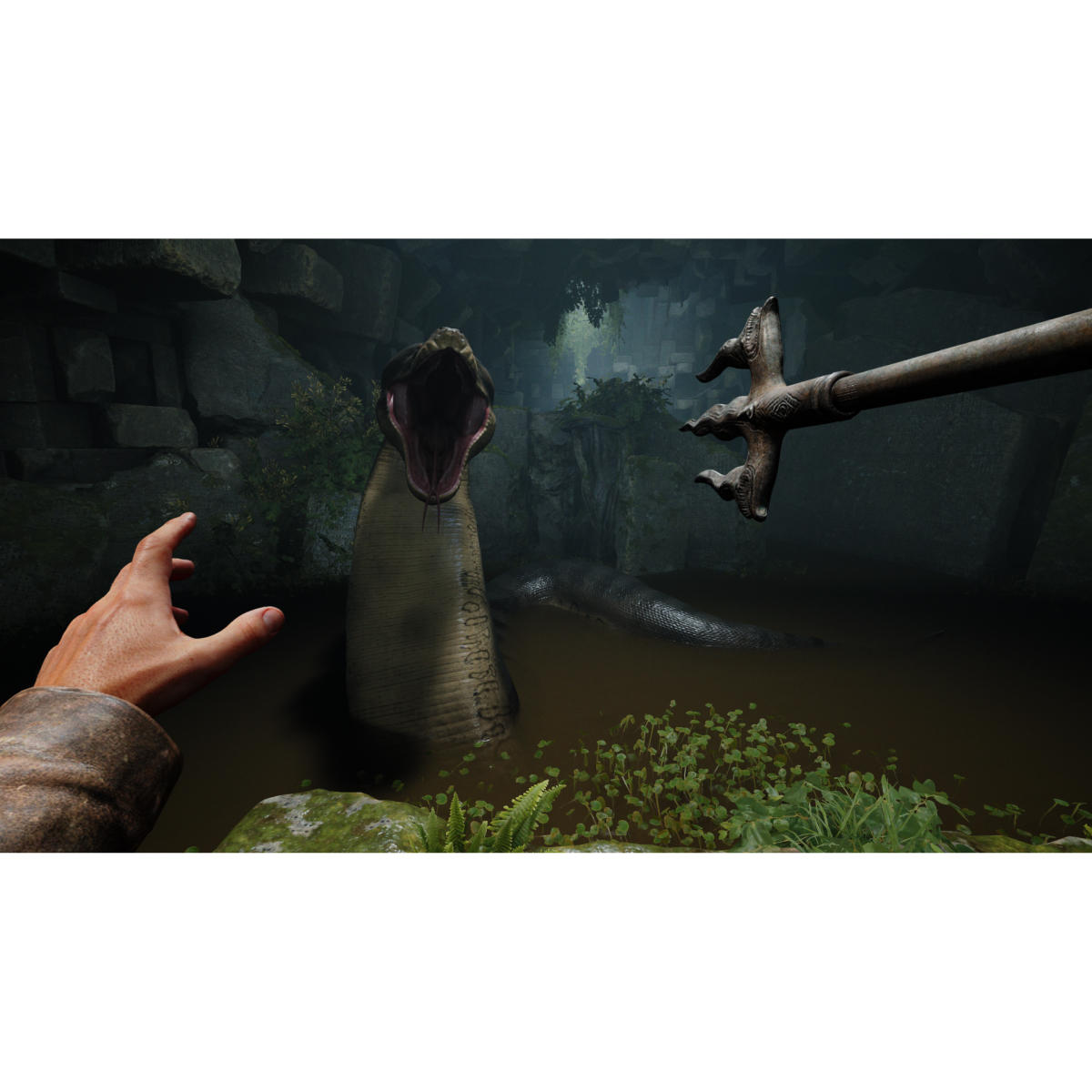Eine riesige Schlange mit offenem Maul taucht aus schlammigem Wasser auf, bedroht durch eine Hand und ein Werkzeug.