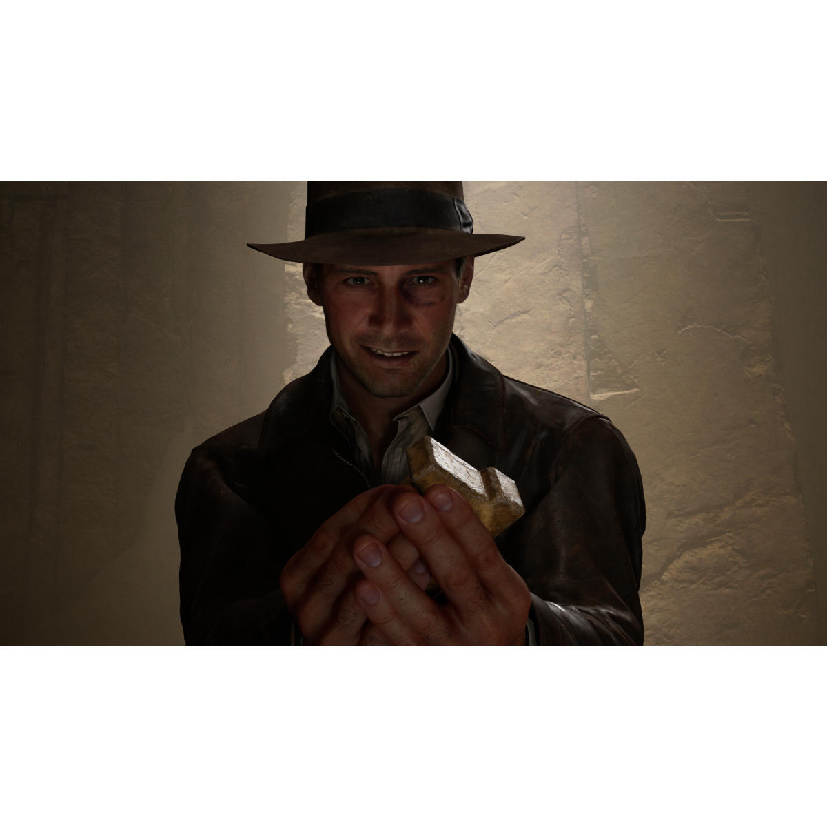 Ein Mann mit Hut und braunem Mantel hält ein goldenes Objekt.