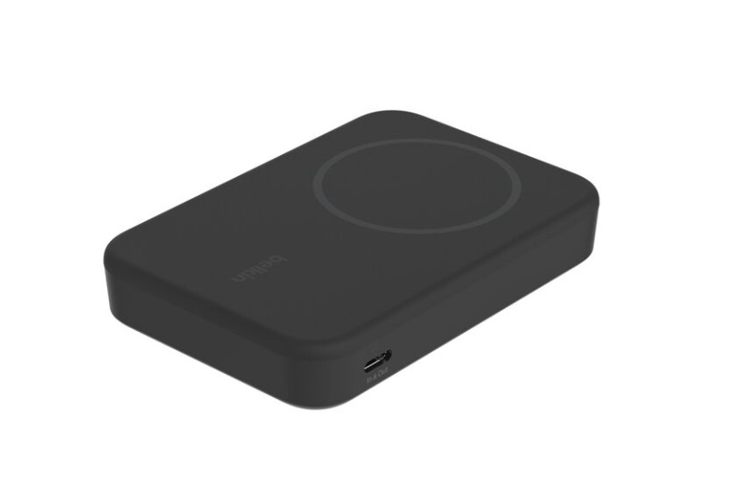 Belkin logolu, siyah, dikdörtgen kablosuz şarj cihazı ve USB-C bağlantı noktası.