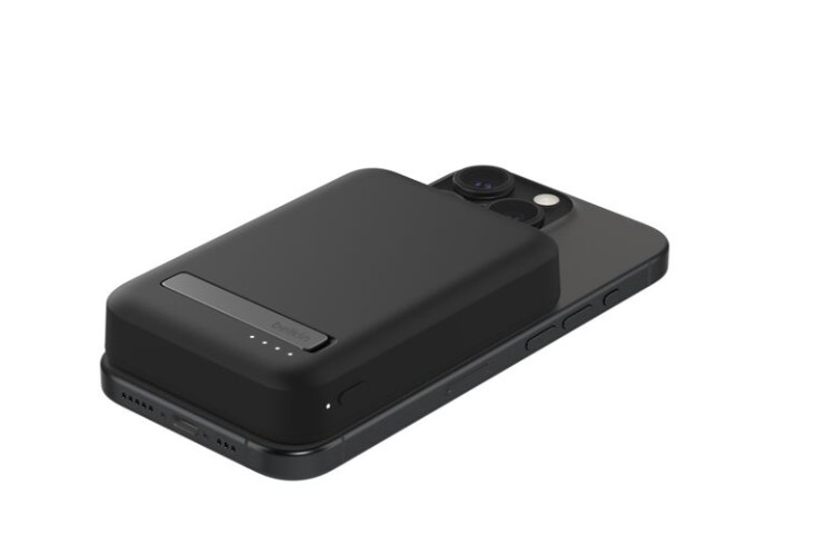 Siyah iPhone üzerinde siyah şarj kılıfı. Beyaz arka plan.