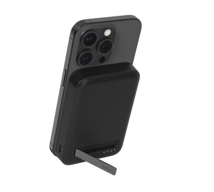 Katlanabilir destekli siyah iPhone ve ona bağlı siyah harici pil.