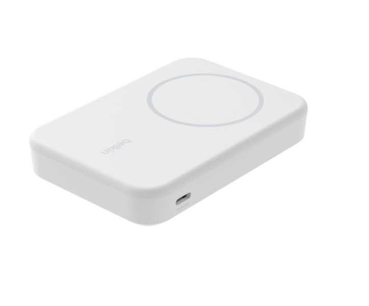 Üstünde dairesel desen ve USB-C portu bulunan beyaz bir Belkin şarj cihazı.
