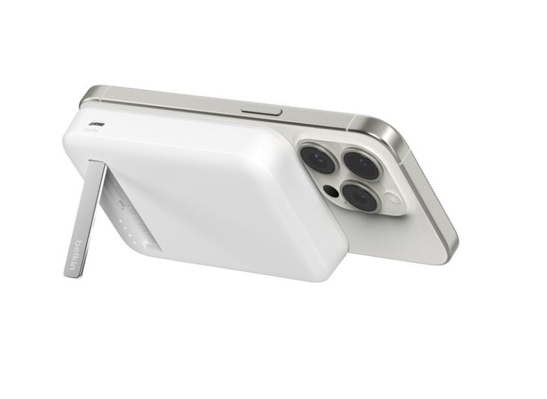 Beyaz iPhone, beyaz powerbank ve stant ile