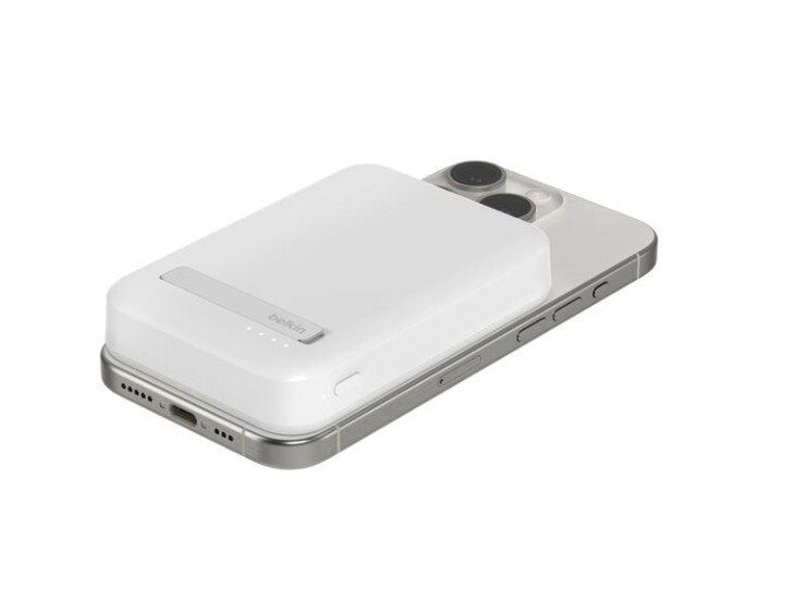 Beyaz bir powerbank gümüş bir akıllı telefona takılıdır.