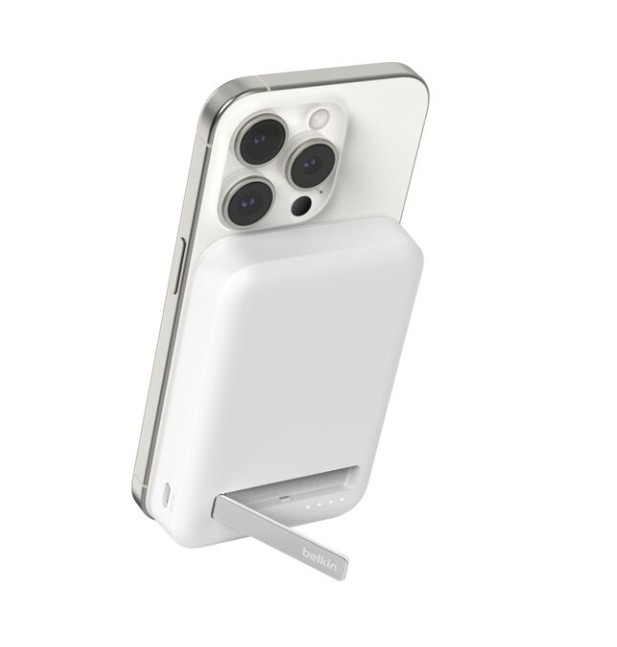 Gümüş bir ayaklık üzerinde duran beyaz MagSafe pil paketli beyaz iPhone.