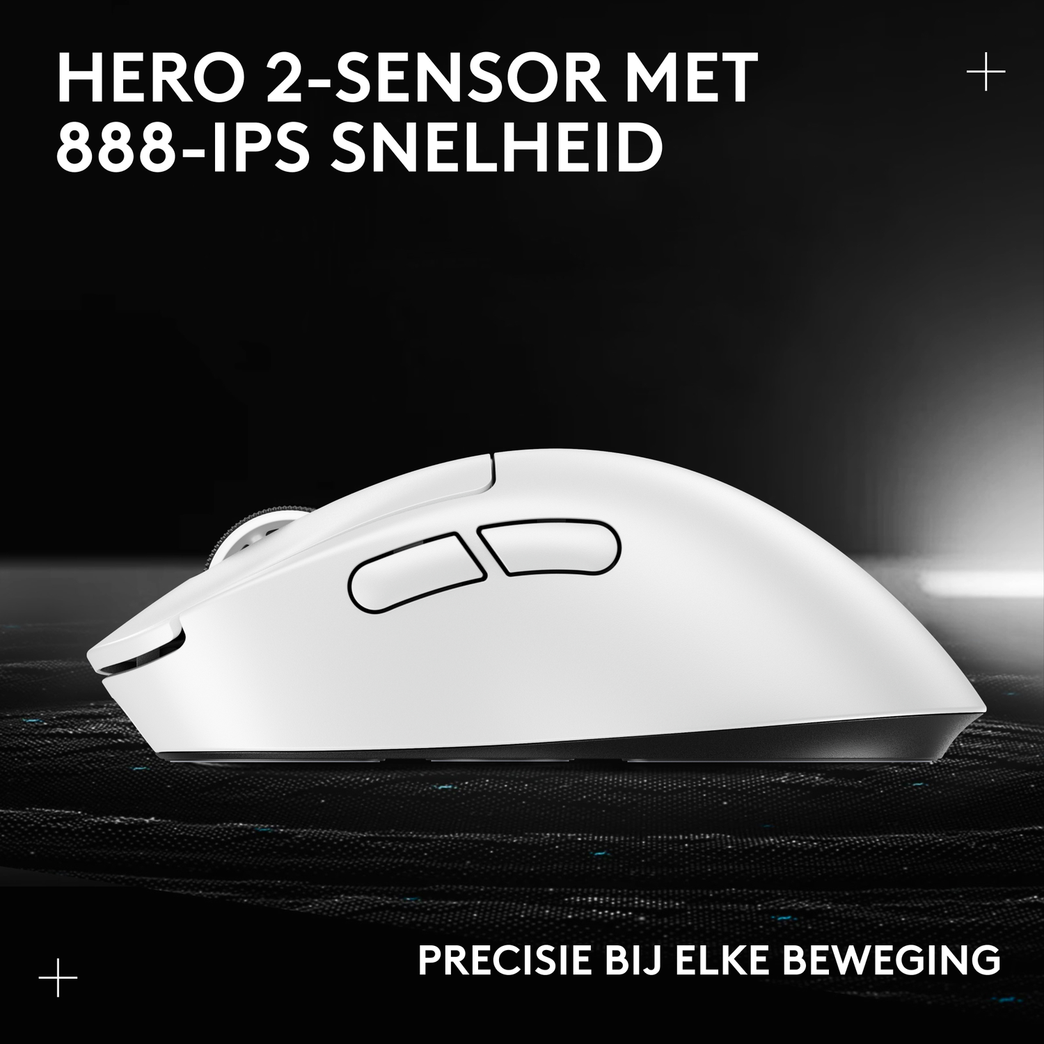 Een witte gamingmuis op een zwarte achtergrond met tekst.