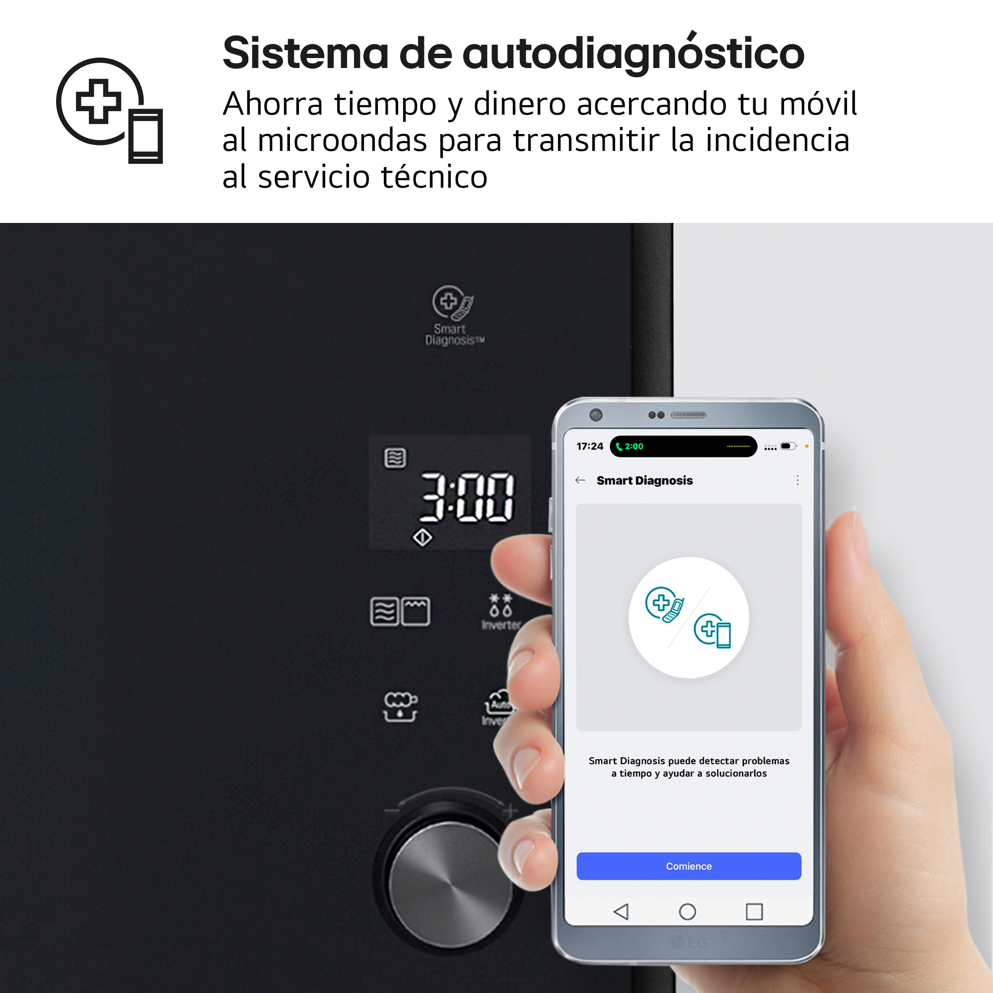 Un smartphone se sostiene frente a un microondas que muestra el icono Smart Diagnosis.