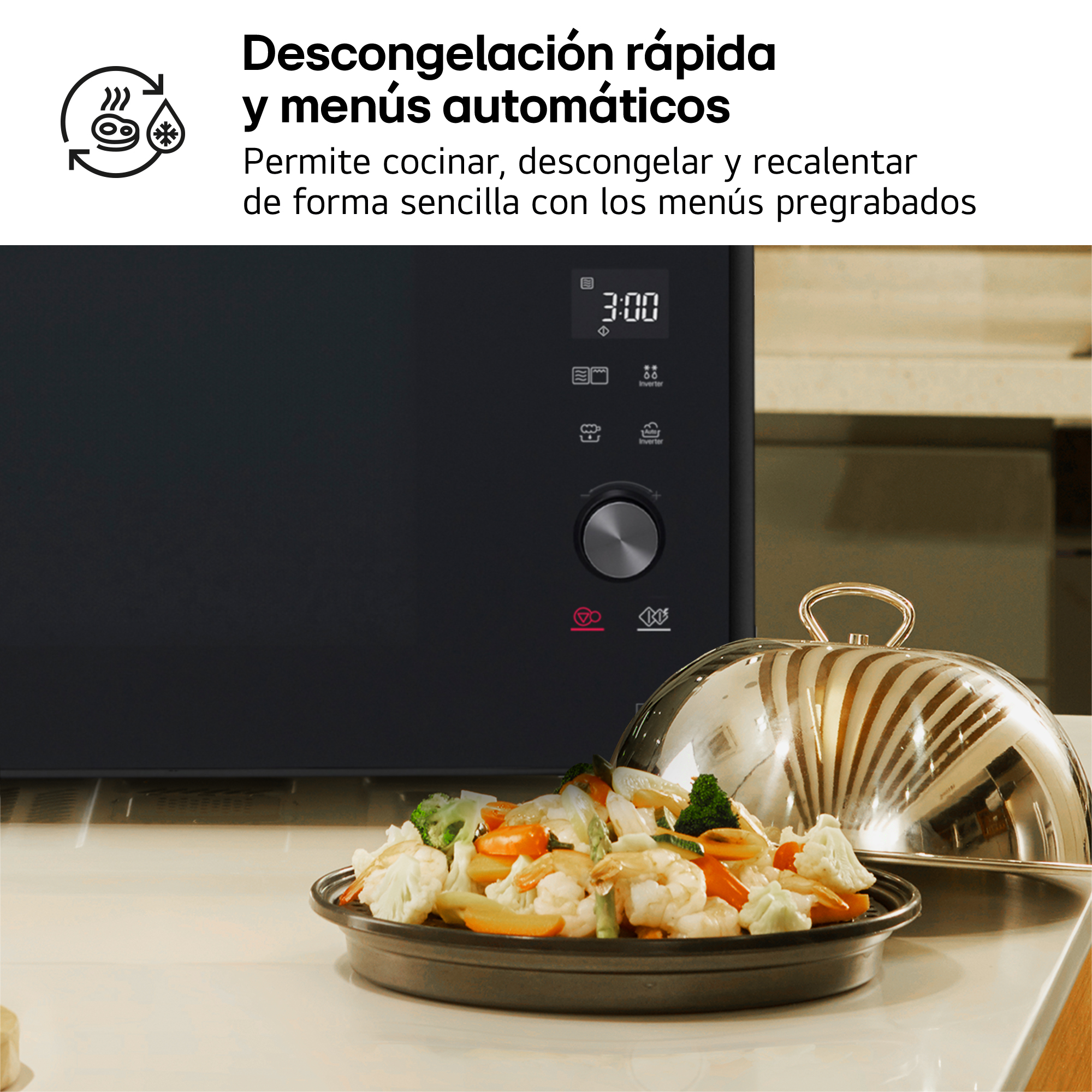 Un microondas negro con un plato de verduras y gambas.
