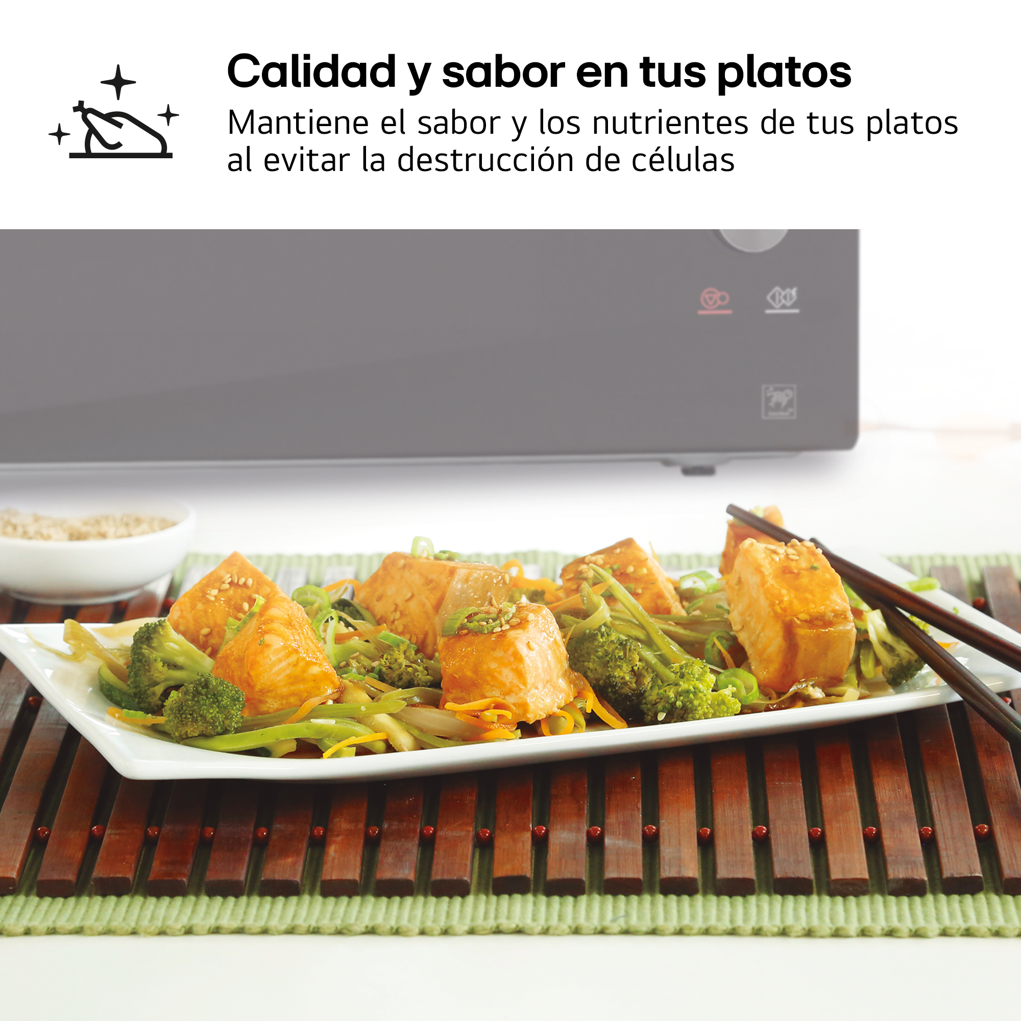 Salmón glaseado con brócoli y zanahorias en un plato.