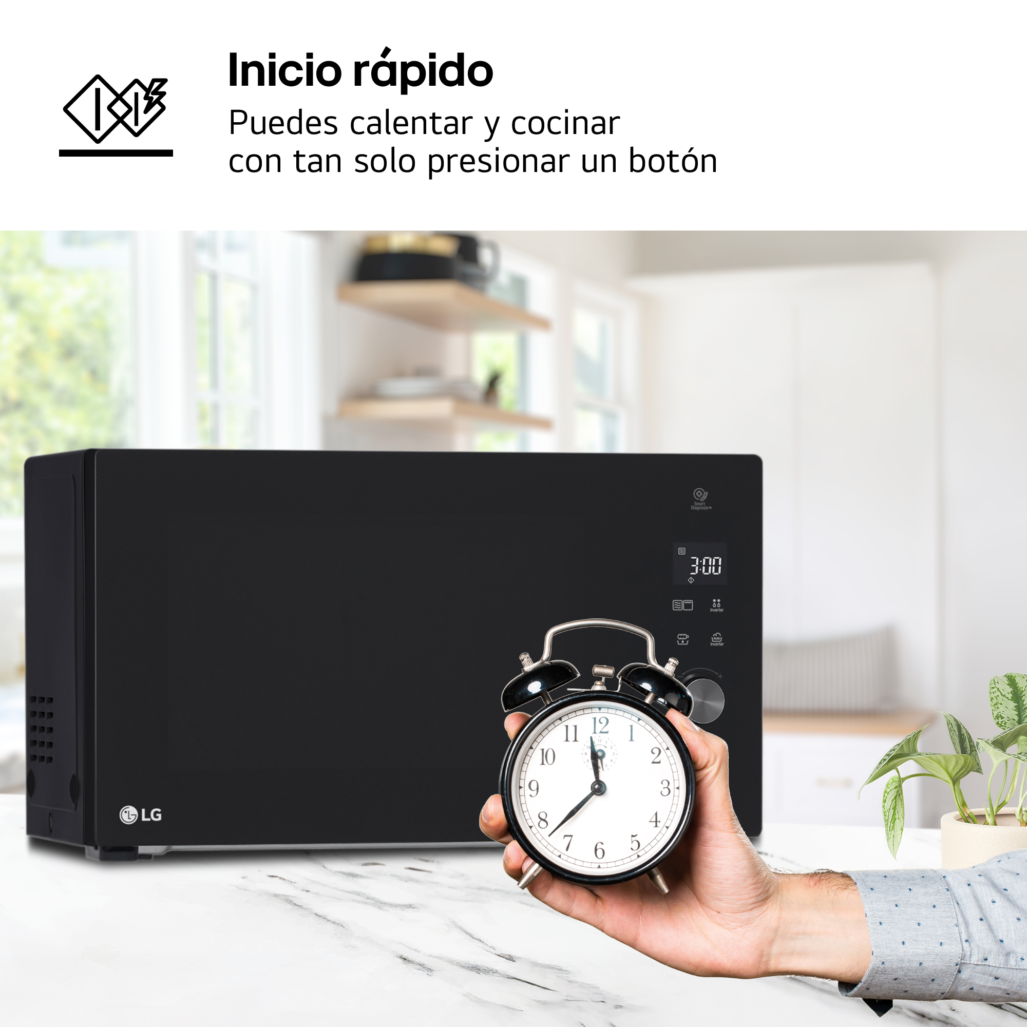 Microondas LG negro con despertador en mano, cocina al fondo.